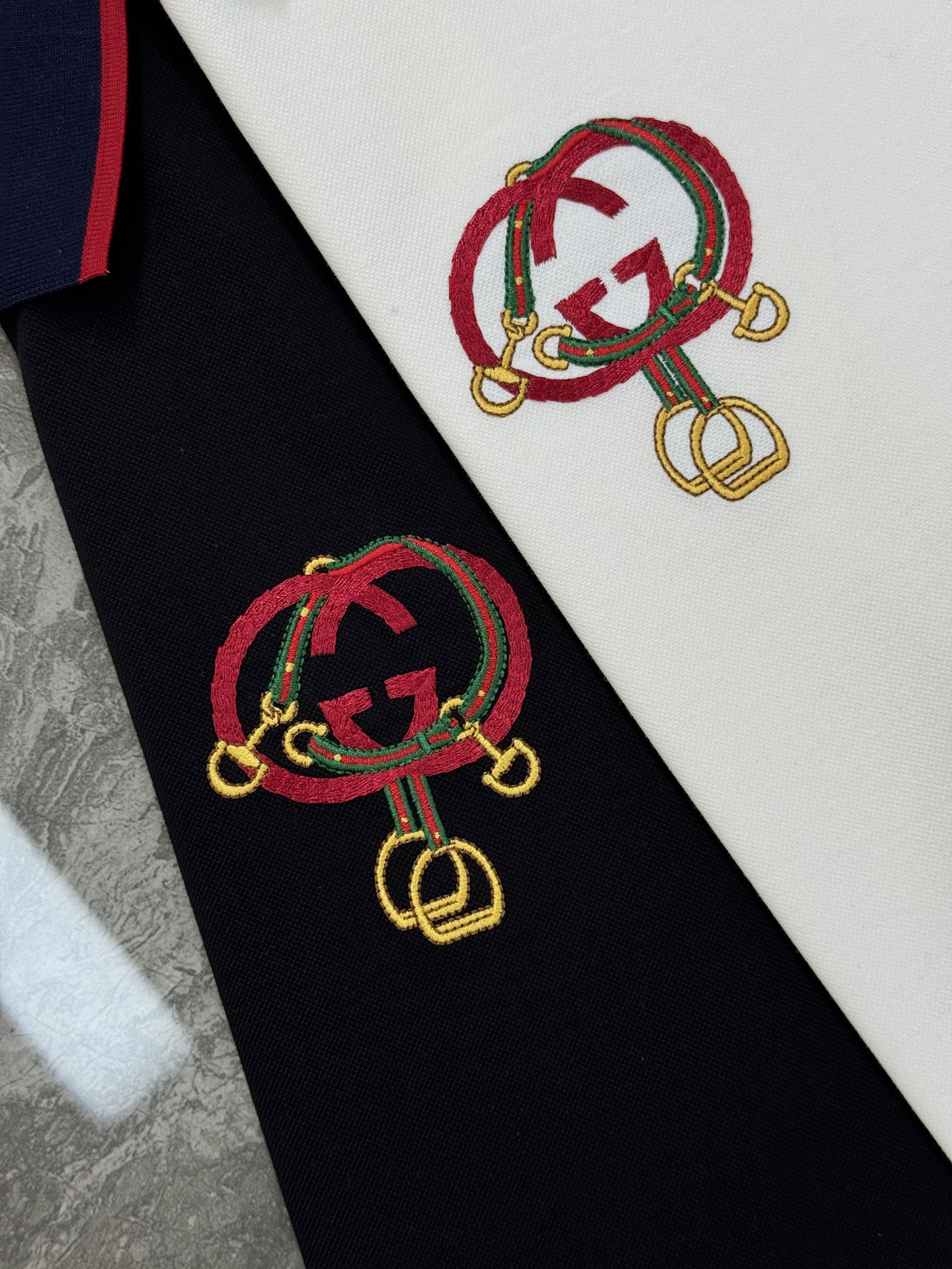Gucci古奇双G刺绣短袖Polo衫👨🏻经典翻领设计，黑白两色可选，搭配撞色红蓝条纹领口，细节满分!胸前