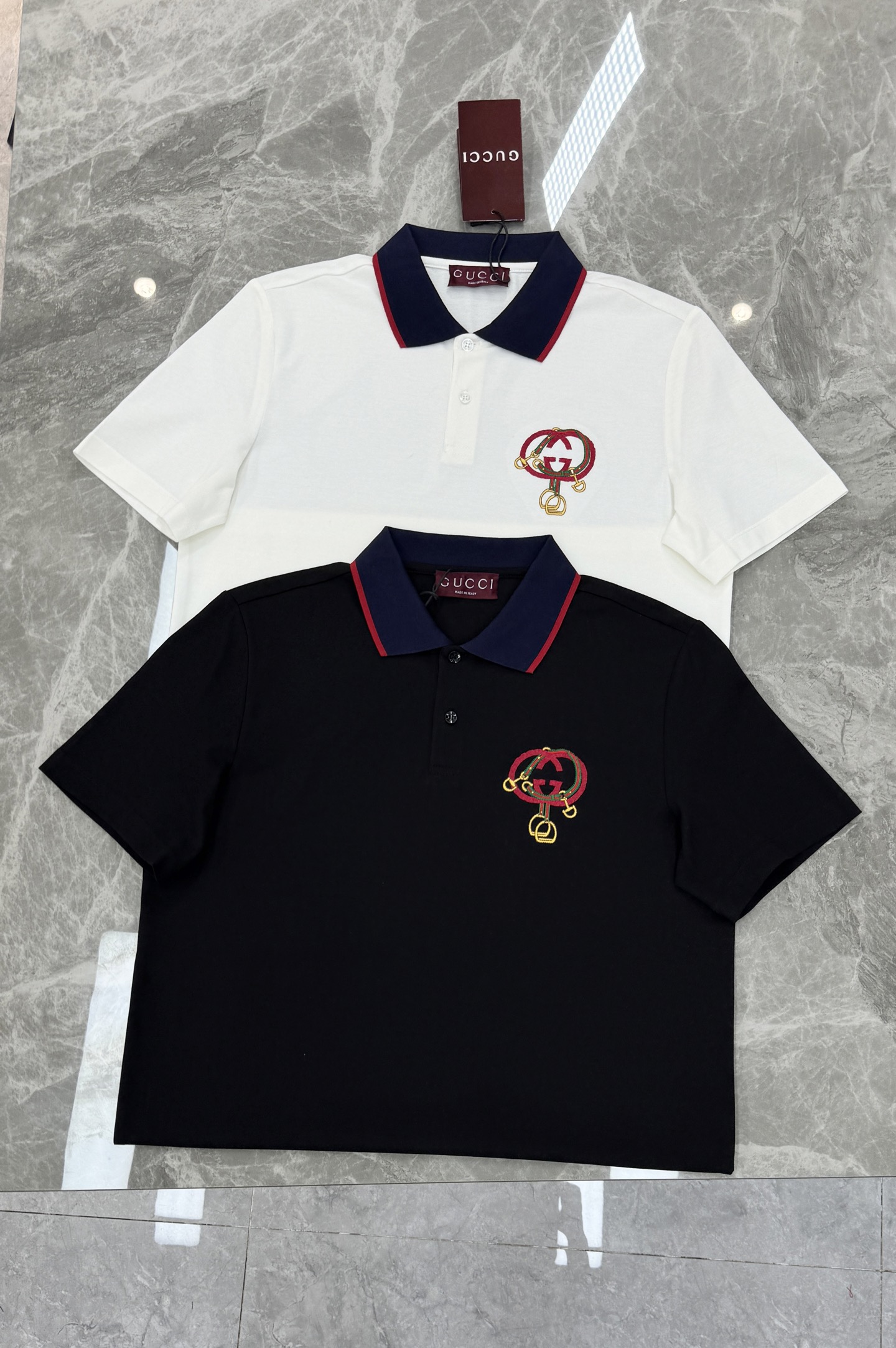 Gucci古奇双G刺绣短袖Polo衫👨🏻经典翻领设计，黑白两色可选，搭配撞色红蓝条纹领口，细节满分!胸前