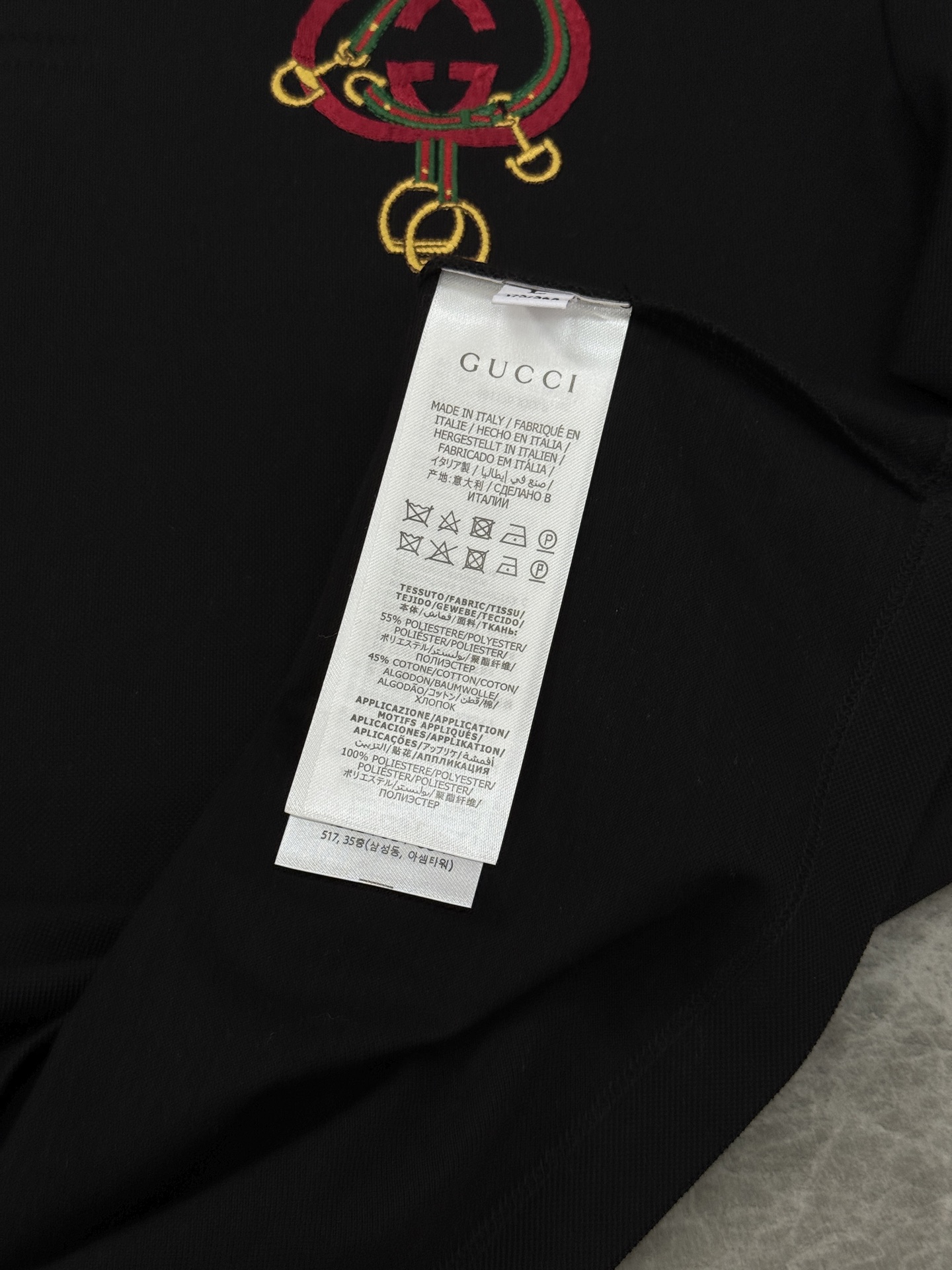 Gucci古奇双G刺绣短袖Polo衫👨🏻经典翻领设计，黑白两色可选，搭配撞色红蓝条纹领口，细节满分!胸前