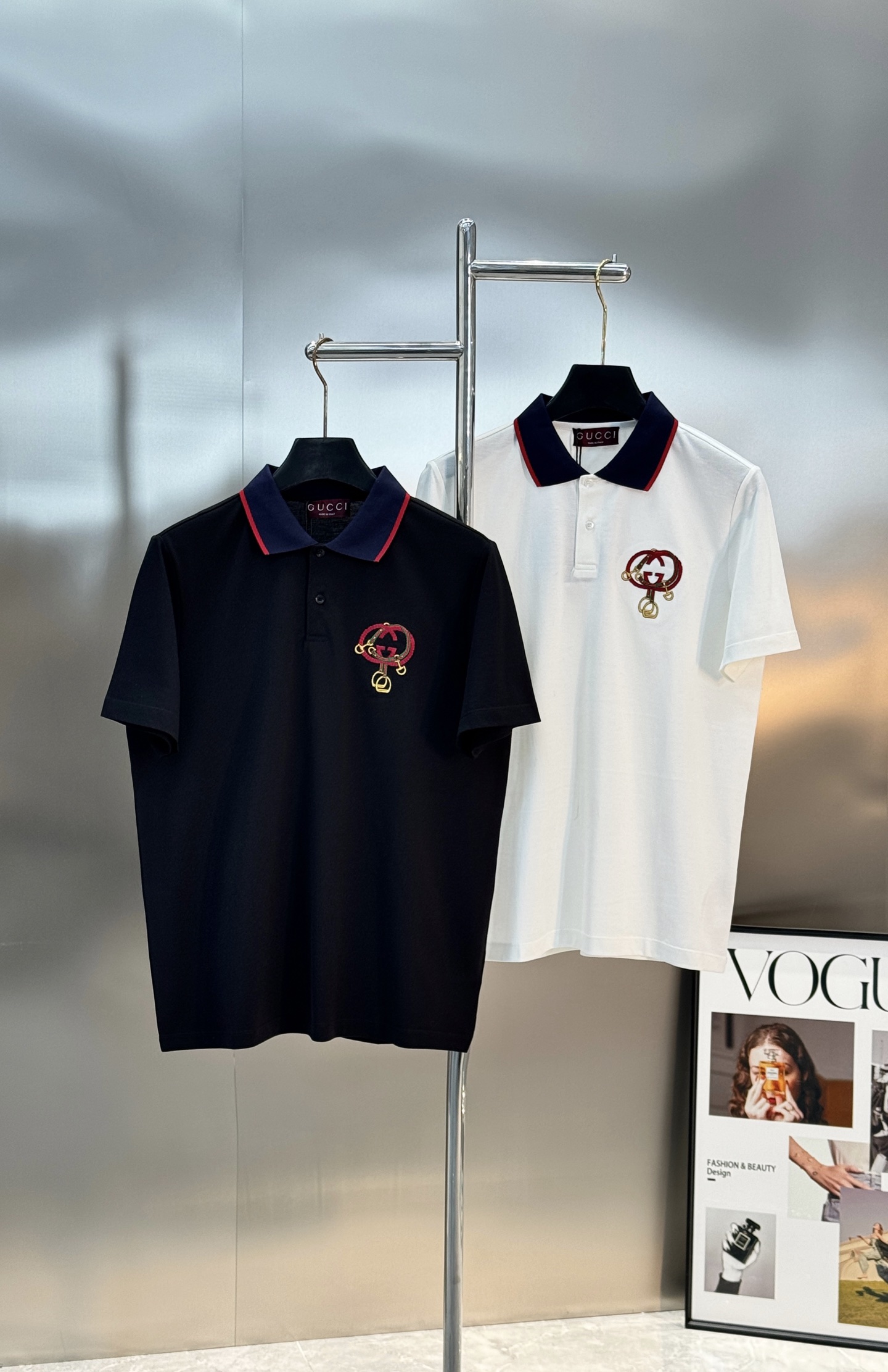 Gucci古奇双G刺绣短袖Polo衫👨🏻经典翻领设计，黑白两色可选，搭配撞色红蓝条纹领口，细节满分!胸前