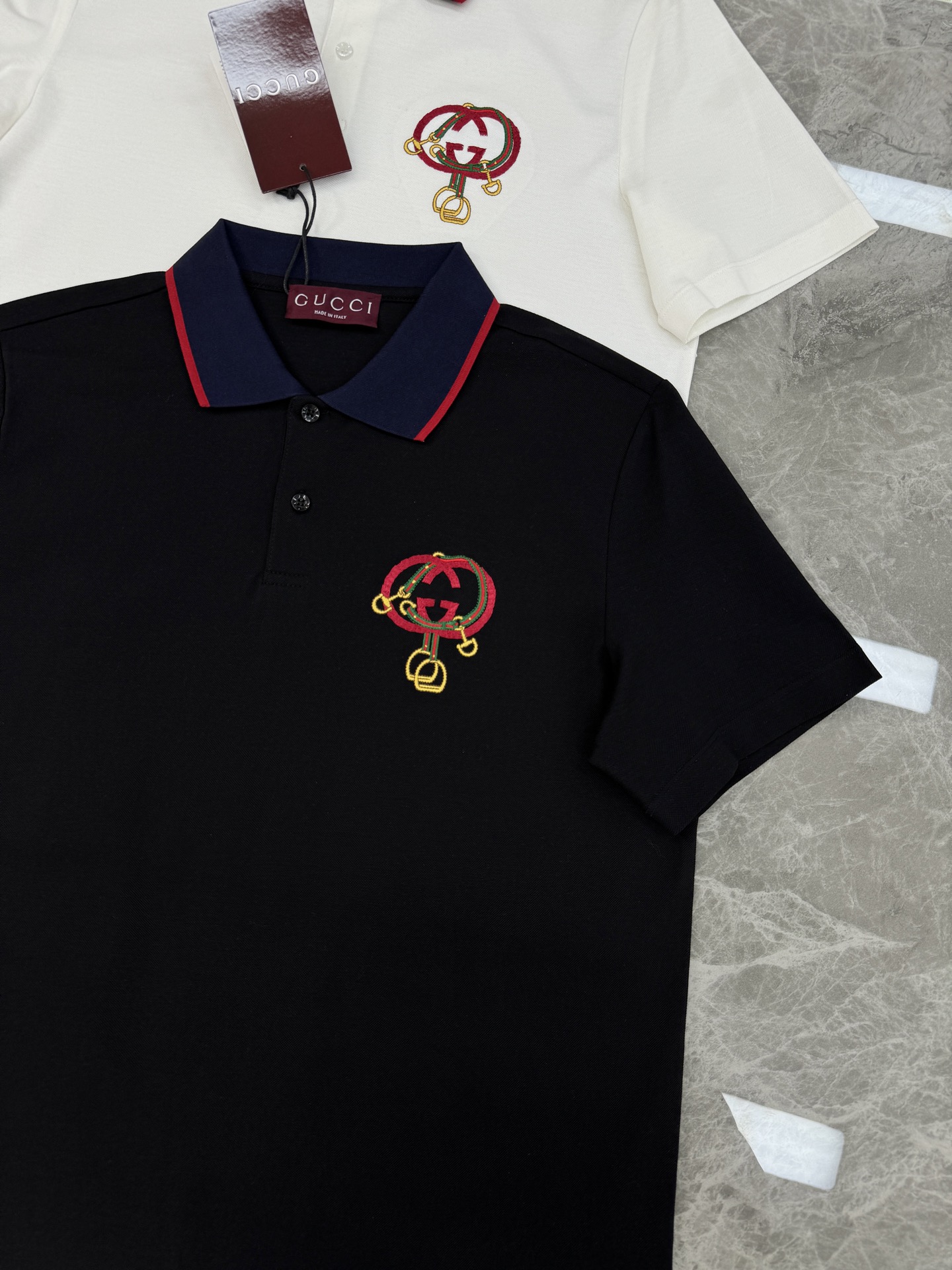 Gucci古奇双G刺绣短袖Polo衫👨🏻经典翻领设计，黑白两色可选，搭配撞色红蓝条纹领口，细节满分!胸前