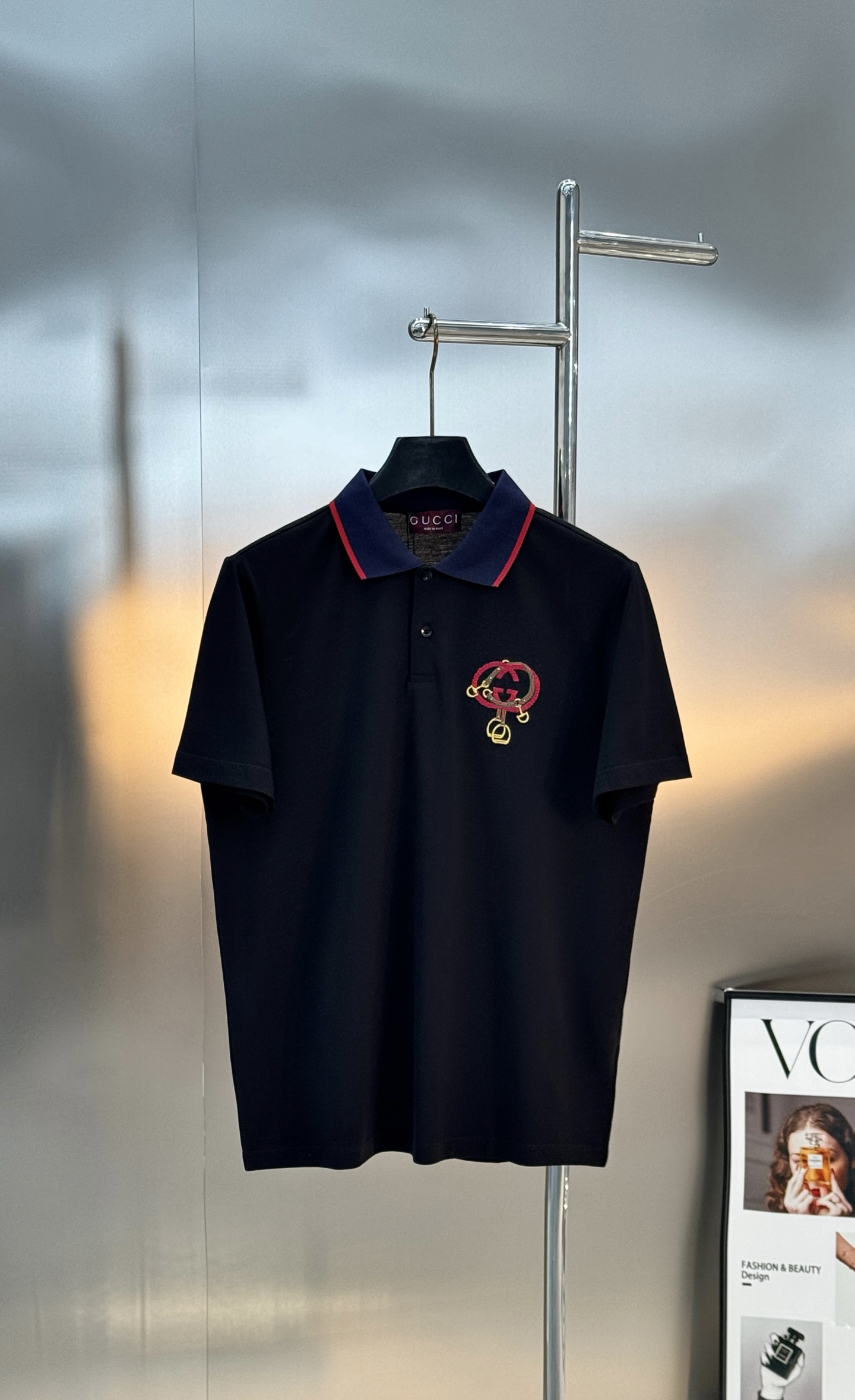 Gucci古奇双G刺绣短袖Polo衫👨🏻经典翻领设计，黑白两色可选，搭配撞色红蓝条纹领口，细节满分!胸前