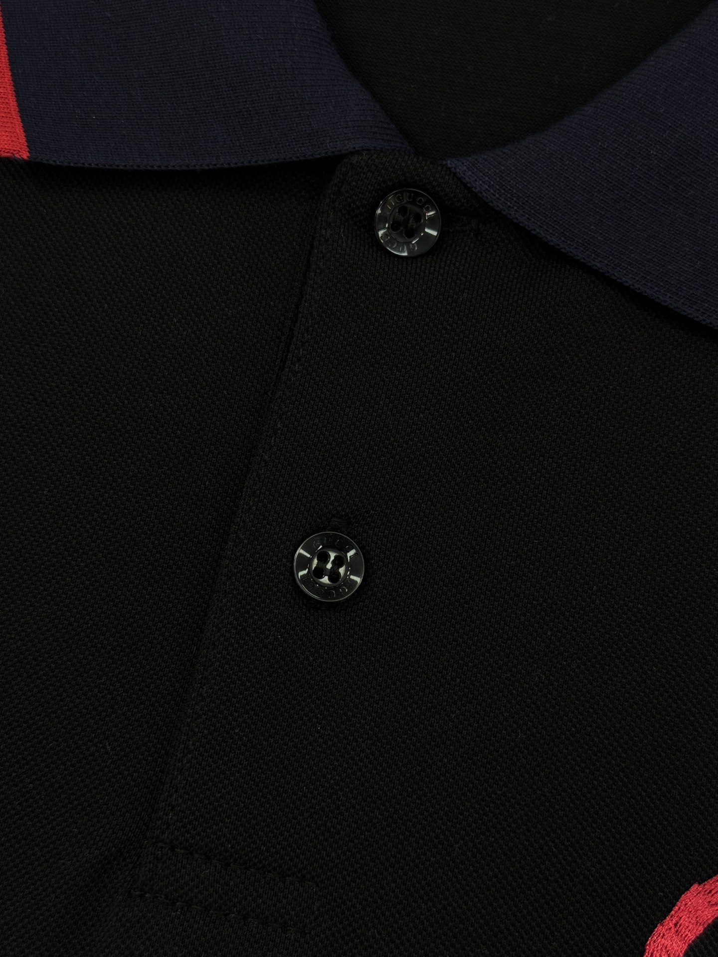 Gucci古奇双G刺绣短袖Polo衫👨🏻经典翻领设计，黑白两色可选，搭配撞色红蓝条纹领口，细节满分!胸前