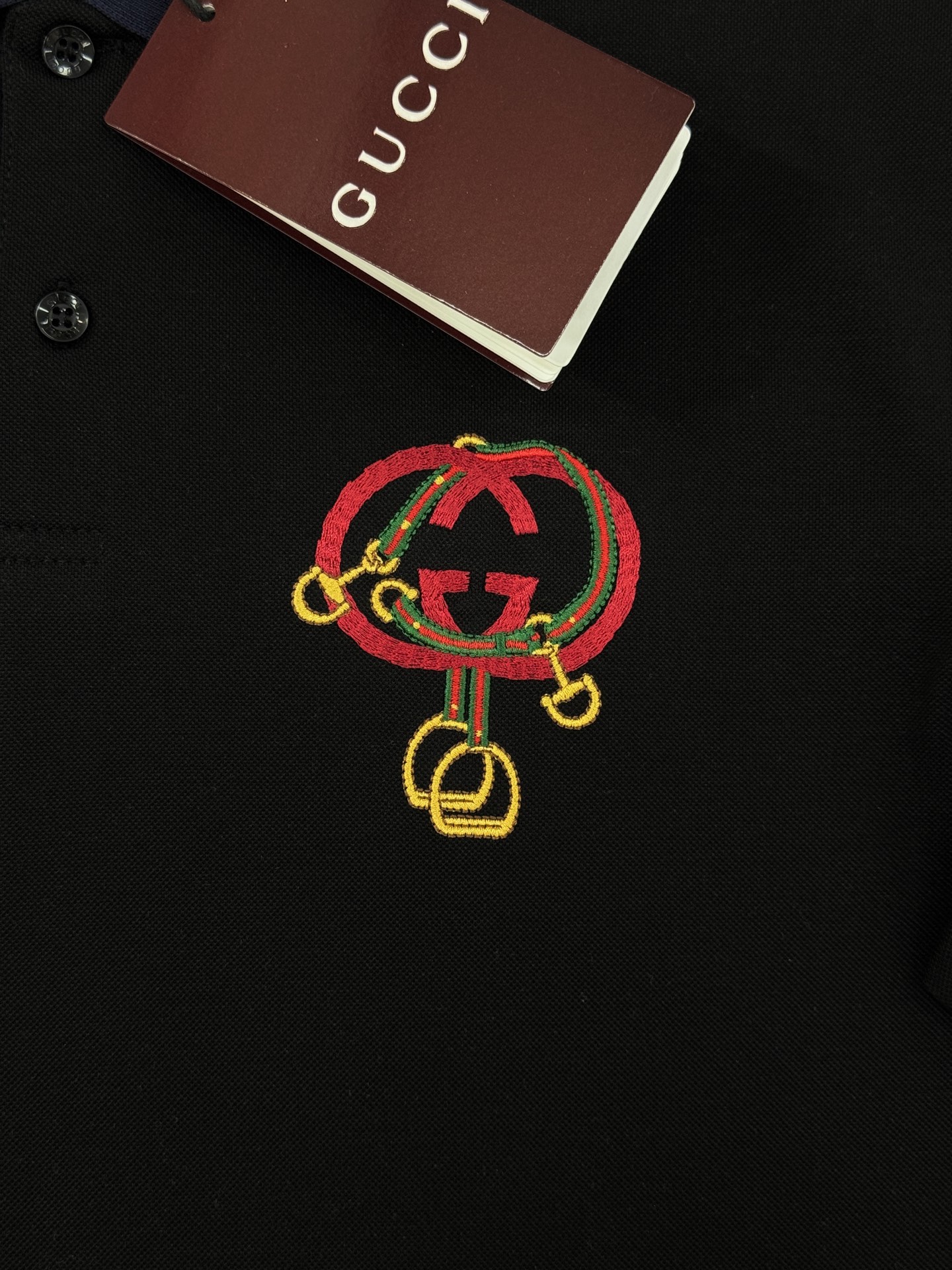 Gucci古奇双G刺绣短袖Polo衫👨🏻经典翻领设计，黑白两色可选，搭配撞色红蓝条纹领口，细节满分!胸前