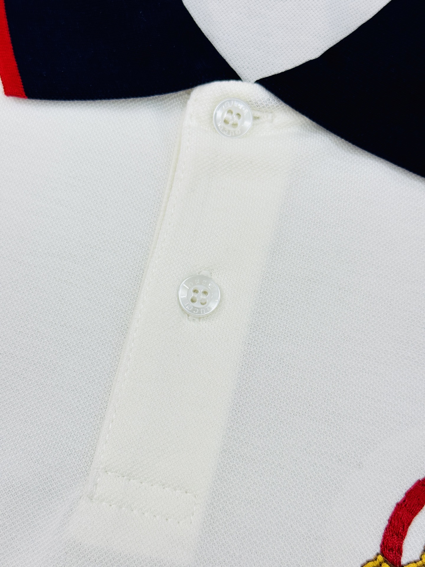 Gucci古奇双G刺绣短袖Polo衫👨🏻经典翻领设计，黑白两色可选，搭配撞色红蓝条纹领口，细节满分!胸前