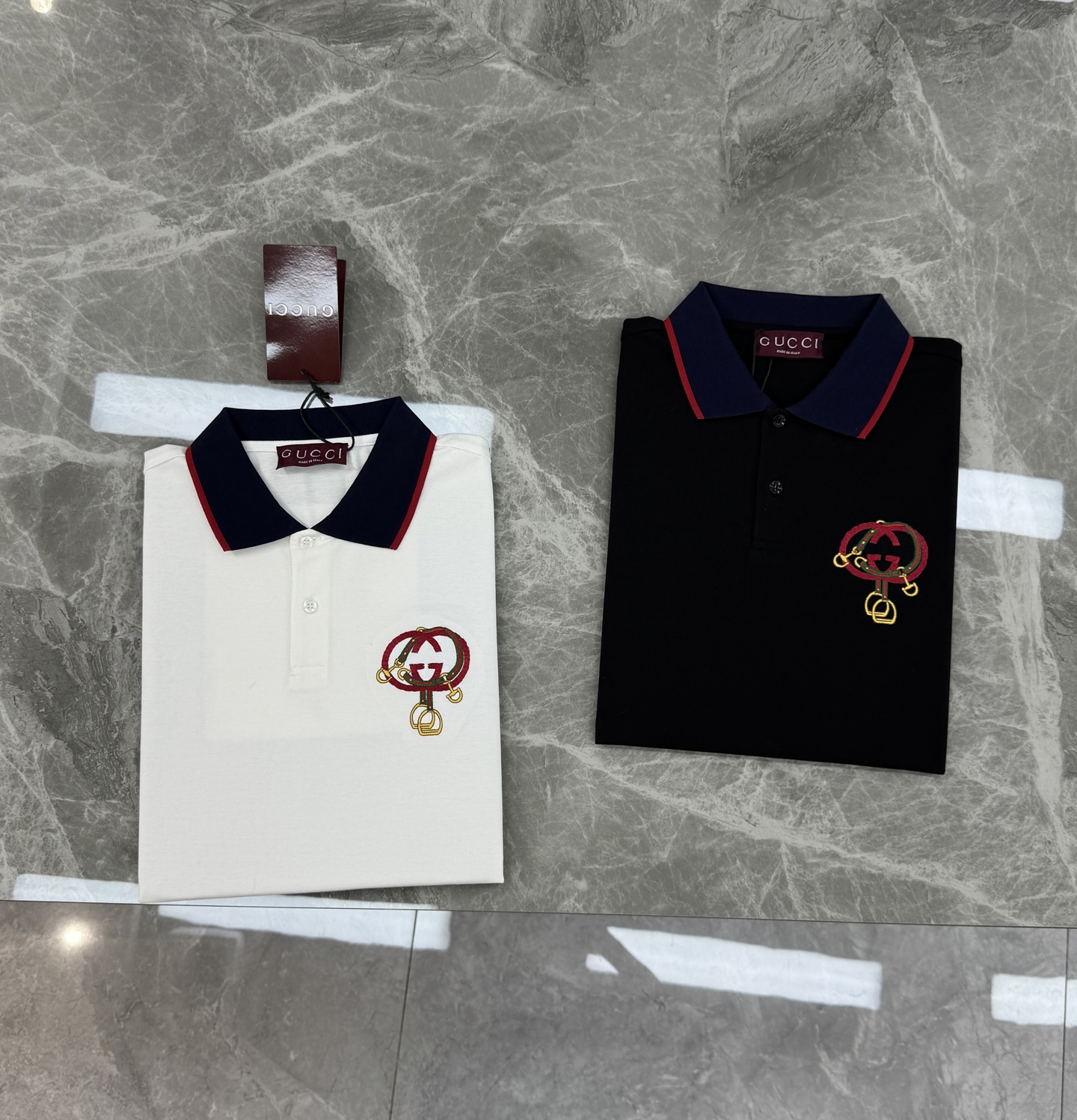 Gucci古奇双G刺绣短袖Polo衫👨🏻经典翻领设计，黑白两色可选，搭配撞色红蓝条纹领口，细节满分!胸前