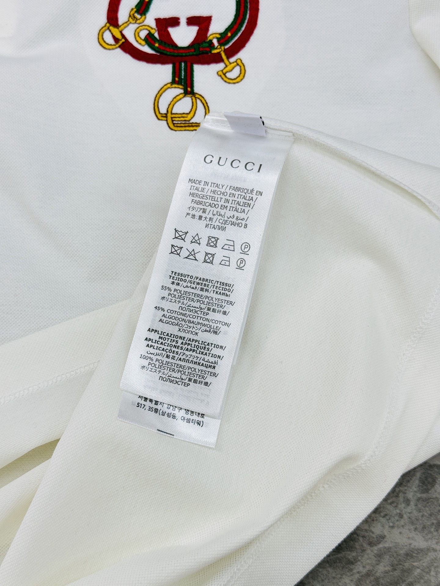 Gucci古奇双G刺绣短袖Polo衫👨🏻经典翻领设计，黑白两色可选，搭配撞色红蓝条纹领口，细节满分!胸前