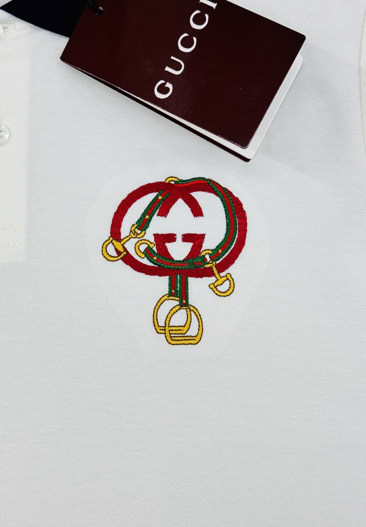 Gucci古奇双G刺绣短袖Polo衫👨🏻经典翻领设计，黑白两色可选，搭配撞色红蓝条纹领口，细节满分!胸前