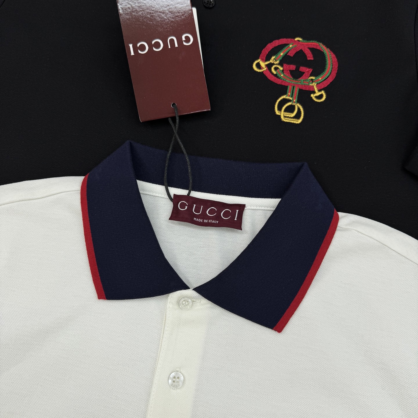 Gucci古奇双G刺绣短袖Polo衫👨🏻经典翻领设计，黑白两色可选，搭配撞色红蓝条纹领口，细节满分!胸前