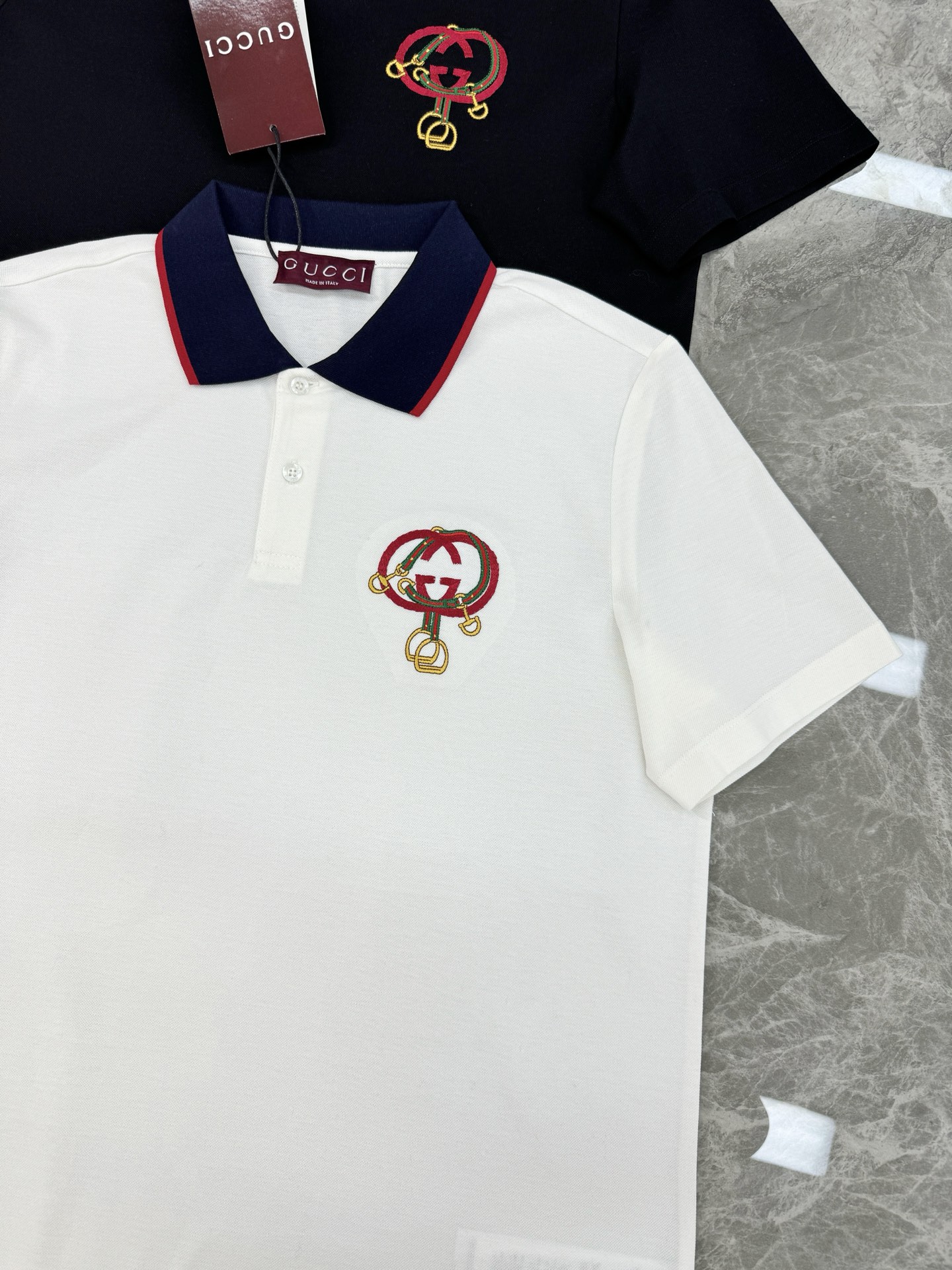 Gucci古奇双G刺绣短袖Polo衫👨🏻经典翻领设计，黑白两色可选，搭配撞色红蓝条纹领口，细节满分!胸前