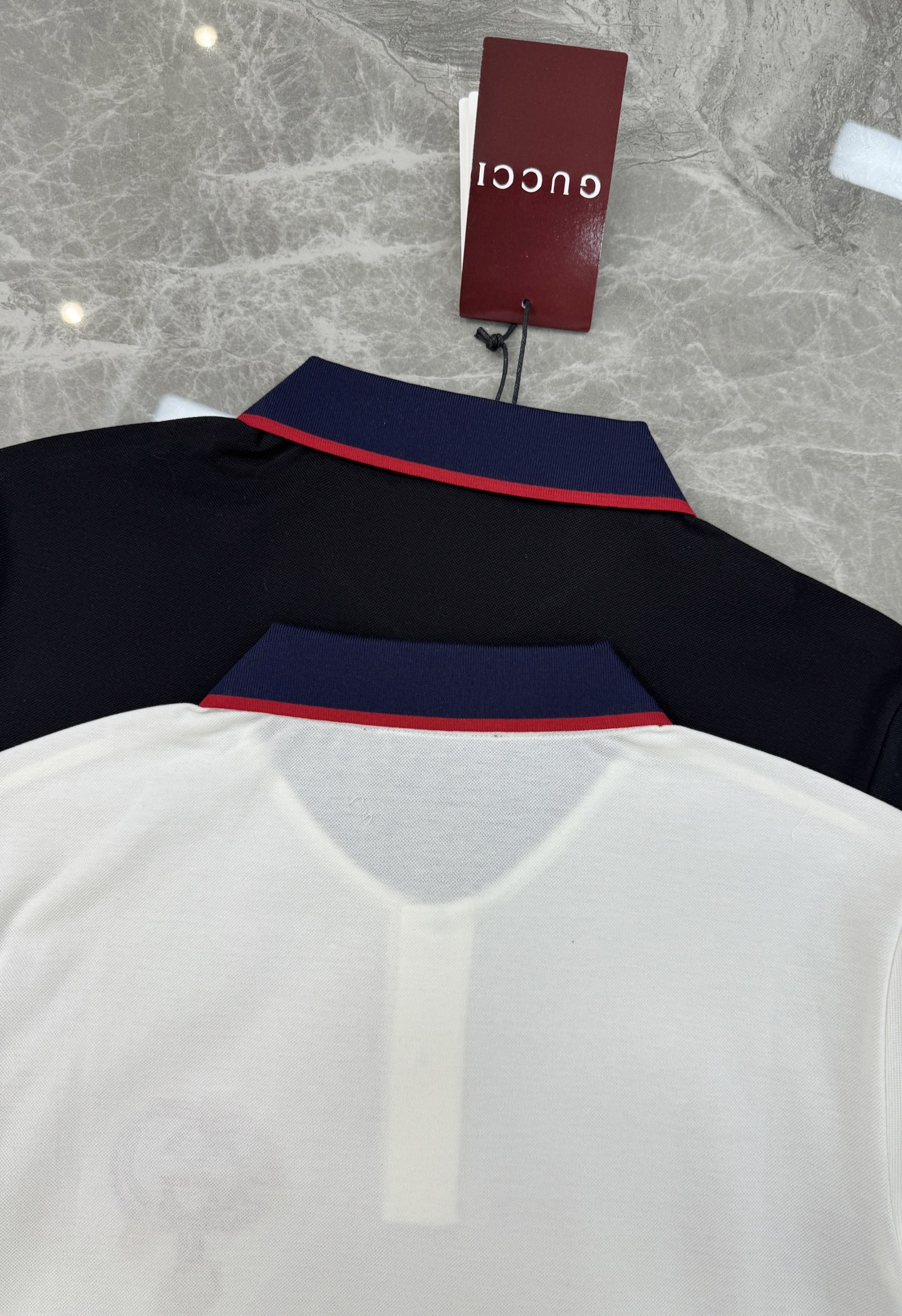 Gucci古奇双G刺绣短袖Polo衫👨🏻经典翻领设计，黑白两色可选，搭配撞色红蓝条纹领口，细节满分!胸前