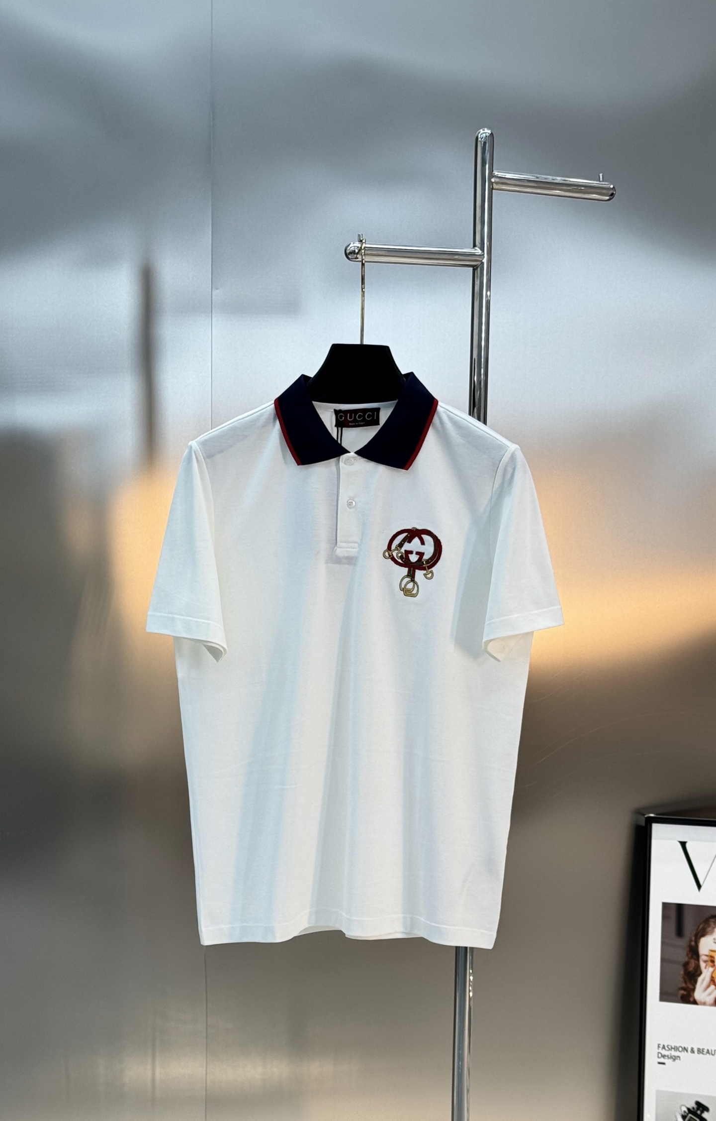 Gucci古奇双G刺绣短袖Polo衫👨🏻经典翻领设计，黑白两色可选，搭配撞色红蓝条纹领口，细节满分!胸前
