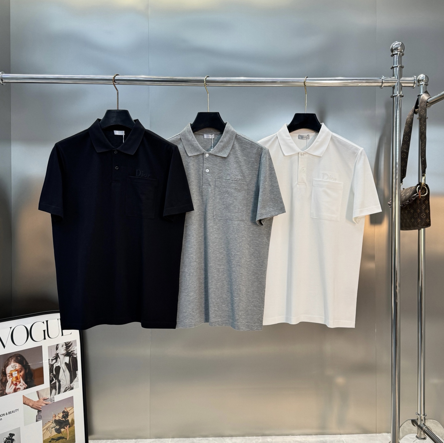 Dior迪奥纯色短袖POLO衫👨🏻经典翻领+胸前Logo刺绣，低调又有辨识度。高品质丝光珠地棉料，柔软透