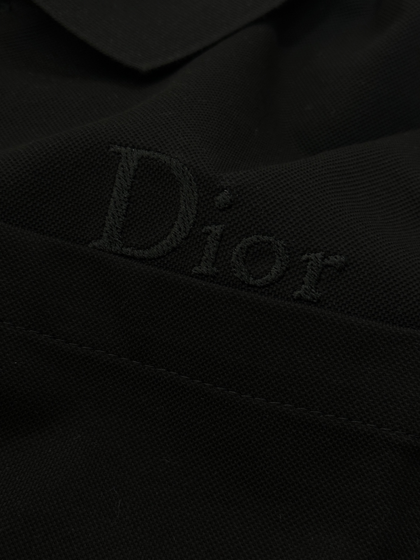 Dior迪奥纯色短袖POLO衫👨🏻经典翻领+胸前Logo刺绣，低调又有辨识度。高品质丝光珠地棉料，柔软透