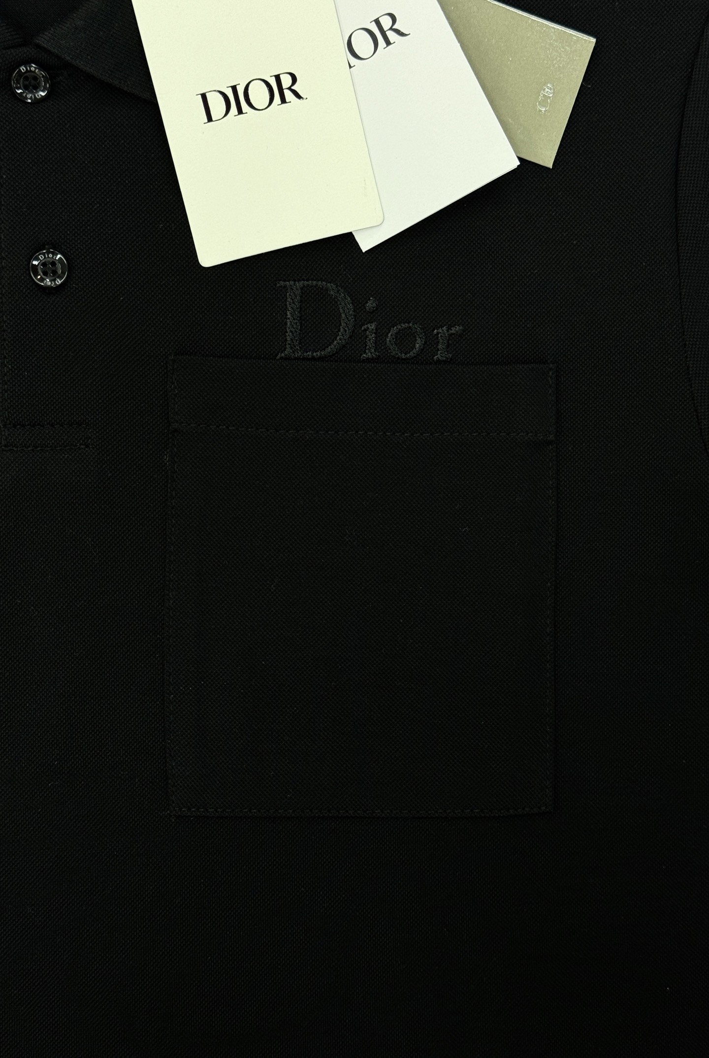 Dior迪奥纯色短袖POLO衫👨🏻经典翻领+胸前Logo刺绣，低调又有辨识度。高品质丝光珠地棉料，柔软透