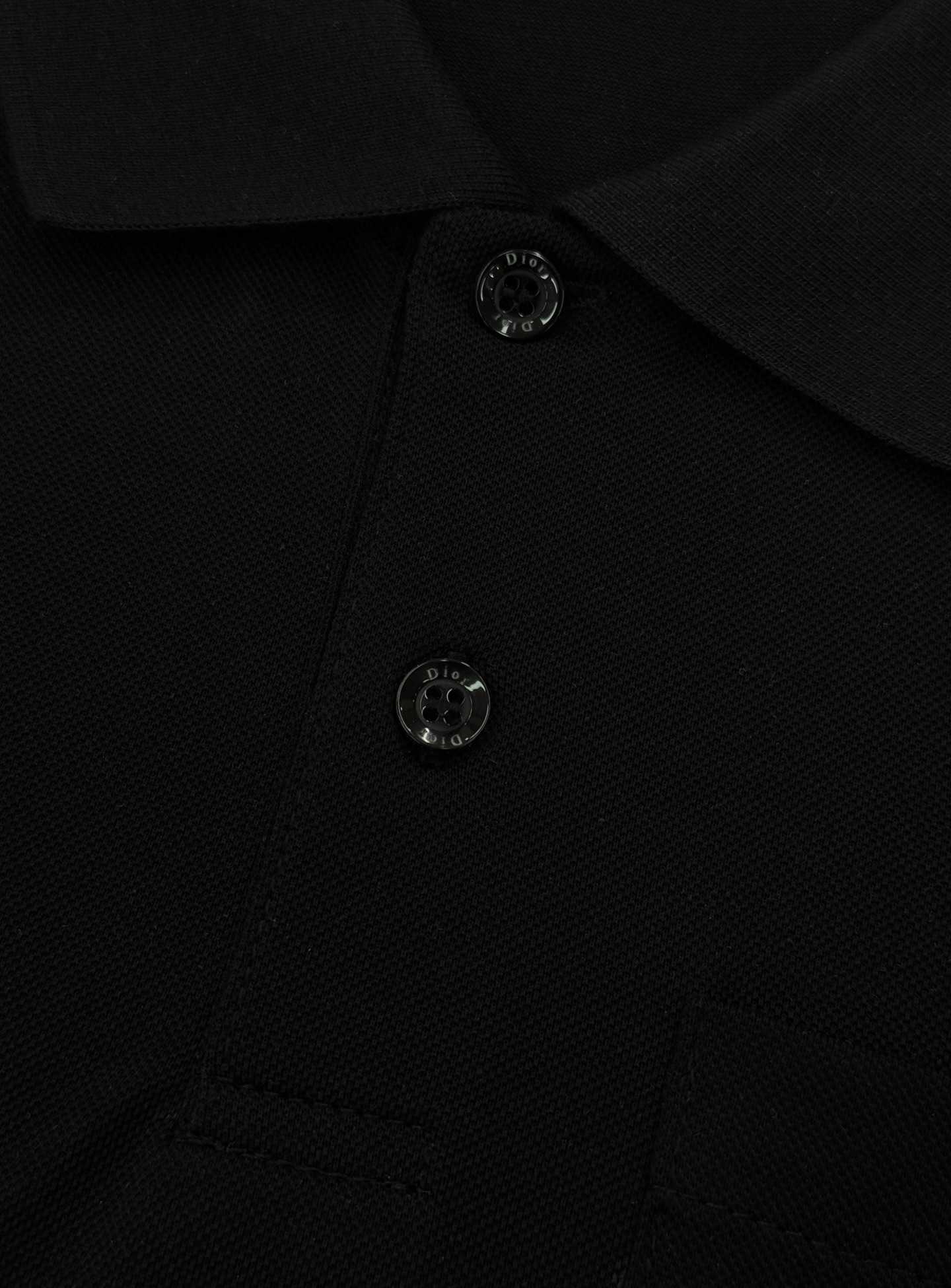 Dior迪奥纯色短袖POLO衫👨🏻经典翻领+胸前Logo刺绣，低调又有辨识度。高品质丝光珠地棉料，柔软透