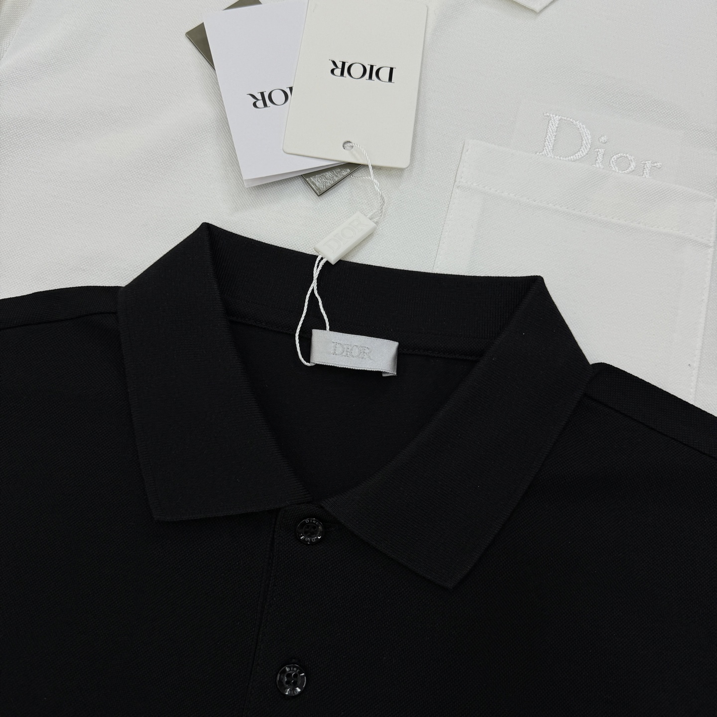 Dior迪奥纯色短袖POLO衫👨🏻经典翻领+胸前Logo刺绣，低调又有辨识度。高品质丝光珠地棉料，柔软透