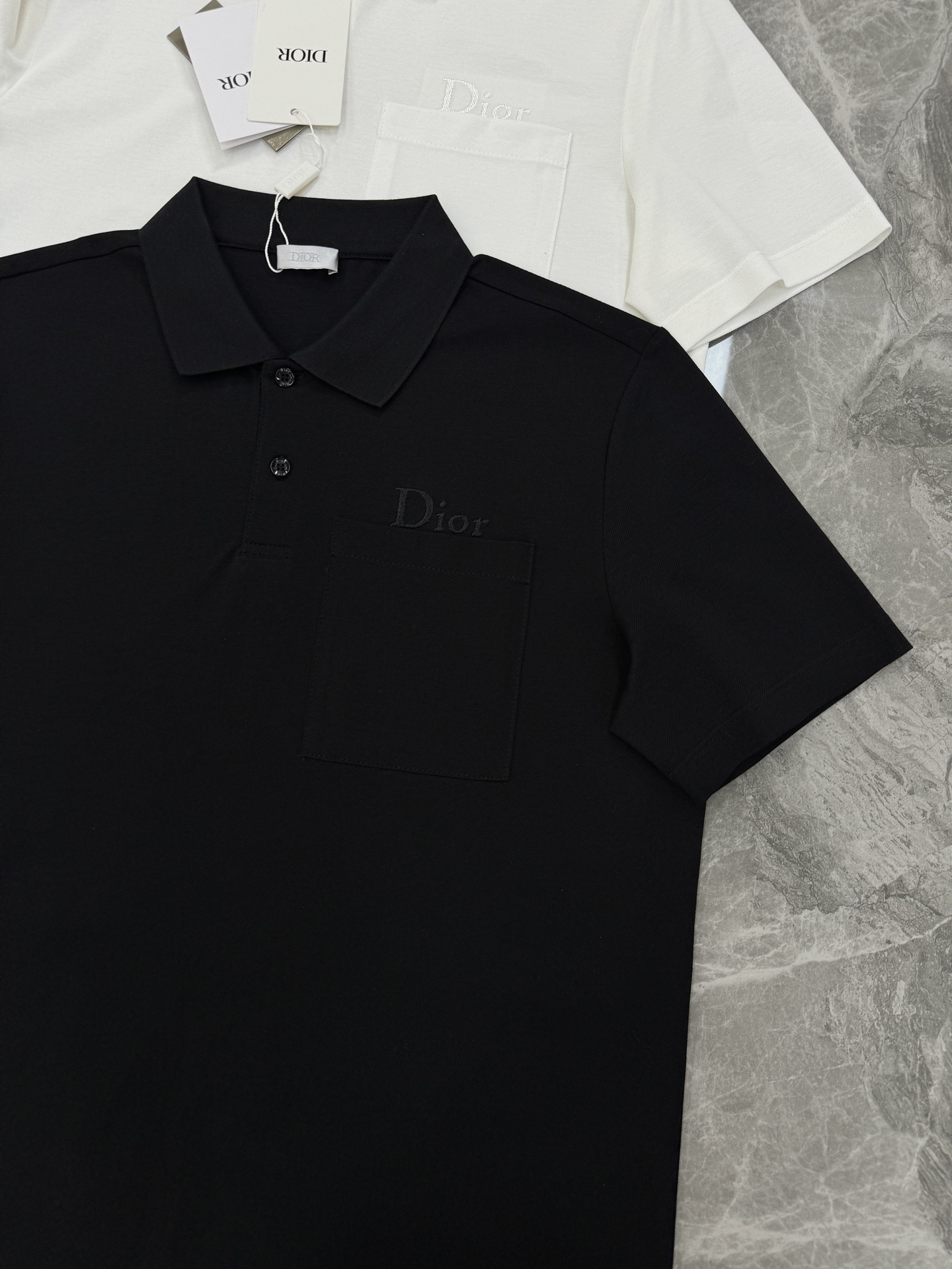 Dior迪奥纯色短袖POLO衫👨🏻经典翻领+胸前Logo刺绣，低调又有辨识度。高品质丝光珠地棉料，柔软透