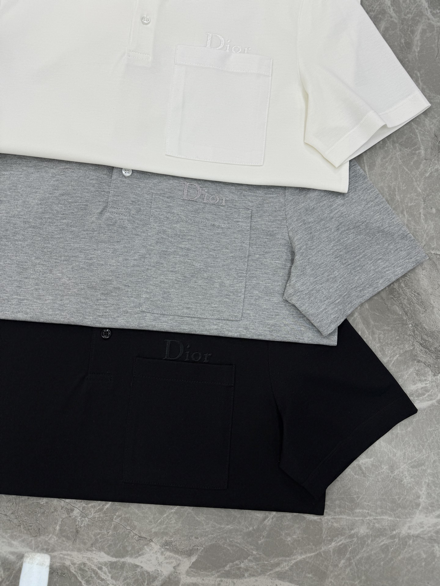 Dior迪奥纯色短袖POLO衫👨🏻经典翻领+胸前Logo刺绣，低调又有辨识度。高品质丝光珠地棉料，柔软透