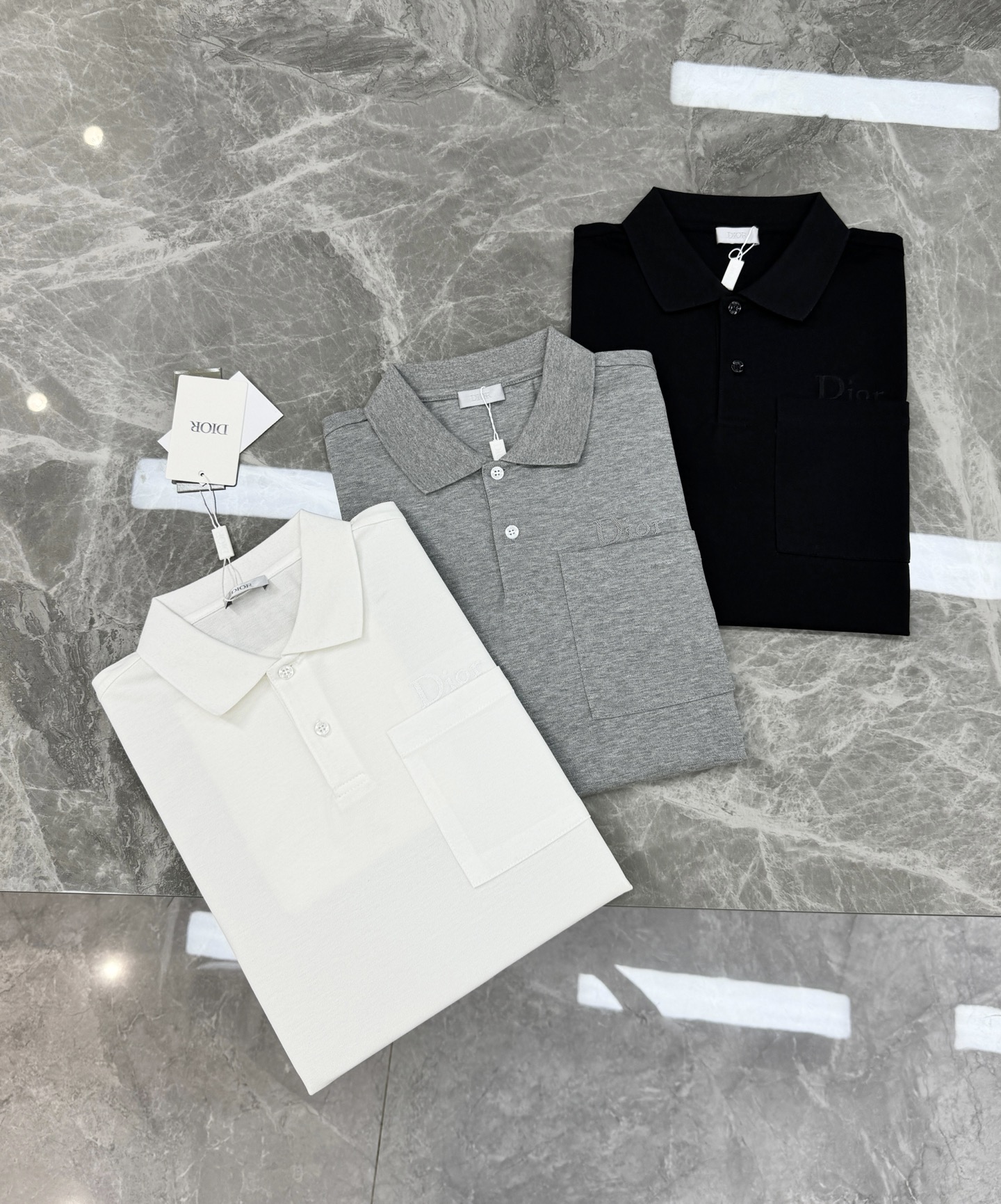 Dior迪奥纯色短袖POLO衫👨🏻经典翻领+胸前Logo刺绣，低调又有辨识度。高品质丝光珠地棉料，柔软透