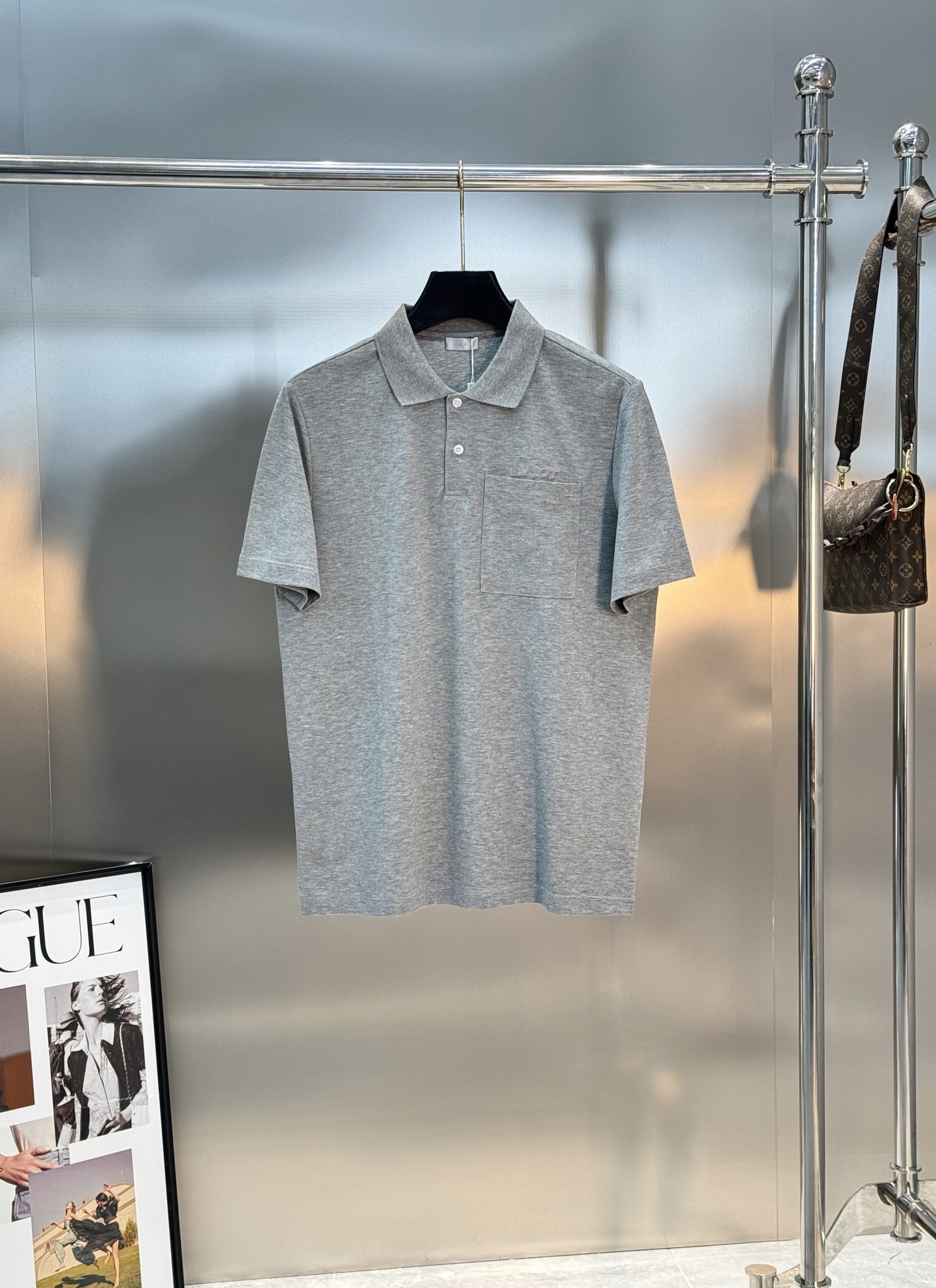 Dior迪奥纯色短袖POLO衫👨🏻经典翻领+胸前Logo刺绣，低调又有辨识度。高品质丝光珠地棉料，柔软透