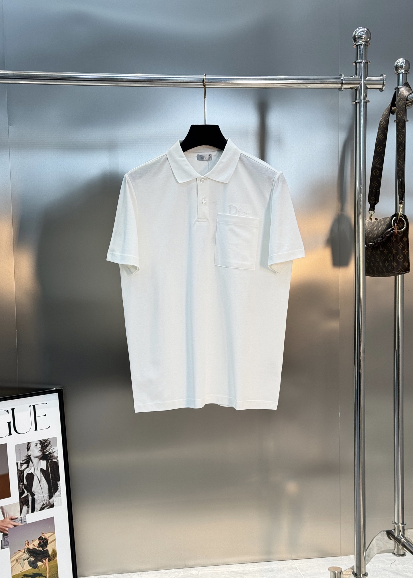 Dior迪奥纯色短袖POLO衫👨🏻经典翻领+胸前Logo刺绣，低调又有辨识度。高品质丝光珠地棉料，柔软透