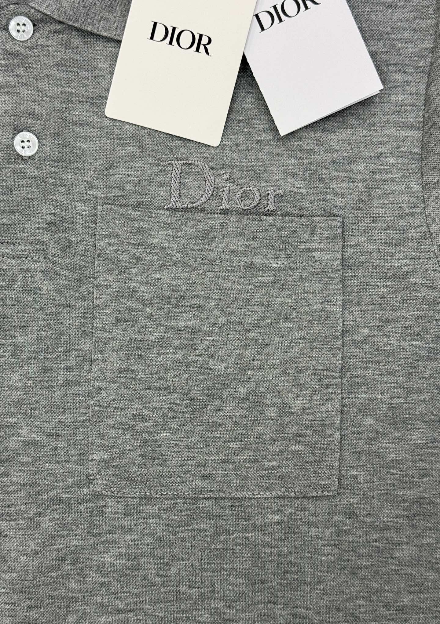 Dior迪奥纯色短袖POLO衫👨🏻经典翻领+胸前Logo刺绣，低调又有辨识度。高品质丝光珠地棉料，柔软透