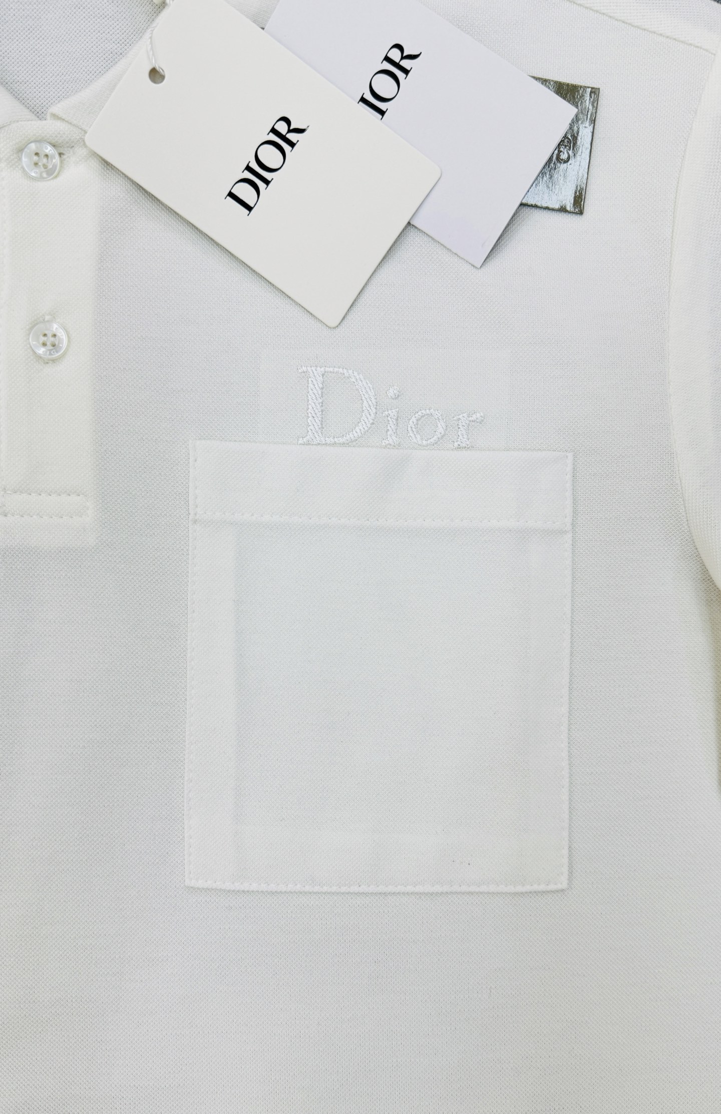 Dior迪奥纯色短袖POLO衫👨🏻经典翻领+胸前Logo刺绣，低调又有辨识度。高品质丝光珠地棉料，柔软透