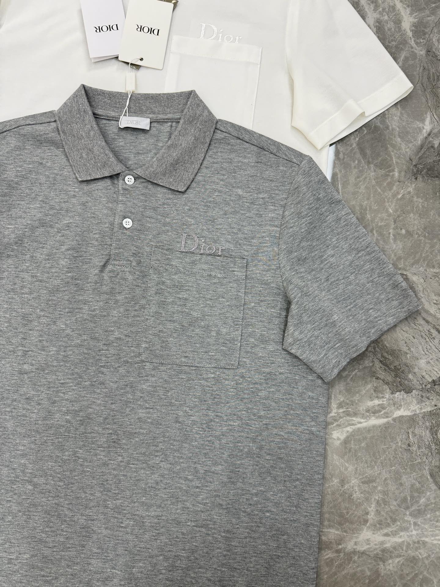 Dior迪奥纯色短袖POLO衫👨🏻经典翻领+胸前Logo刺绣，低调又有辨识度。高品质丝光珠地棉料，柔软透