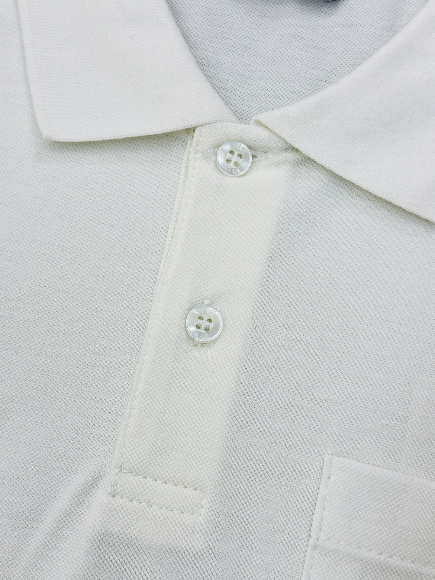 Dior迪奥纯色短袖POLO衫👨🏻经典翻领+胸前Logo刺绣，低调又有辨识度。高品质丝光珠地棉料，柔软透