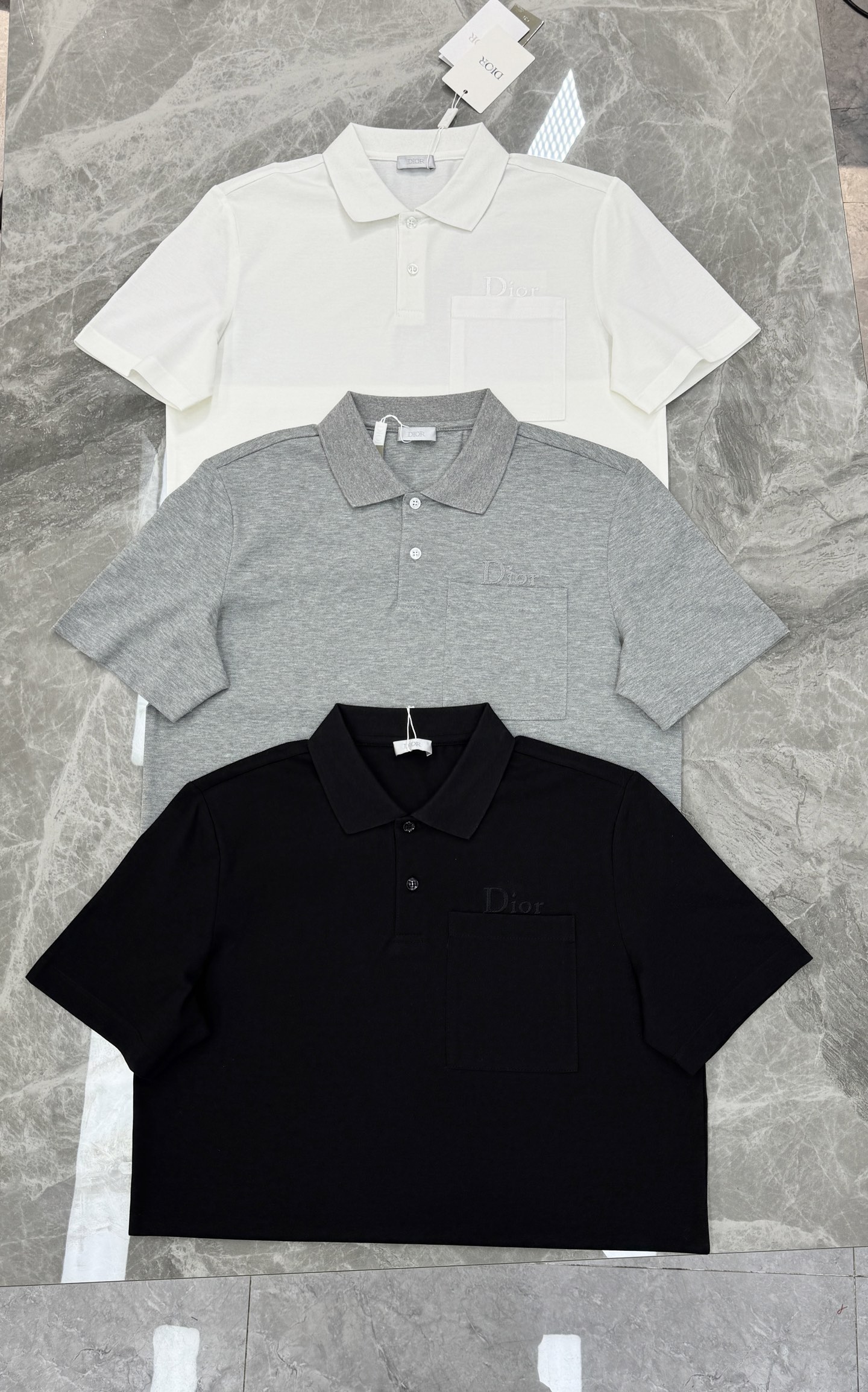 Dior迪奥纯色短袖POLO衫👨🏻经典翻领+胸前Logo刺绣，低调又有辨识度。高品质丝光珠地棉料，柔软透