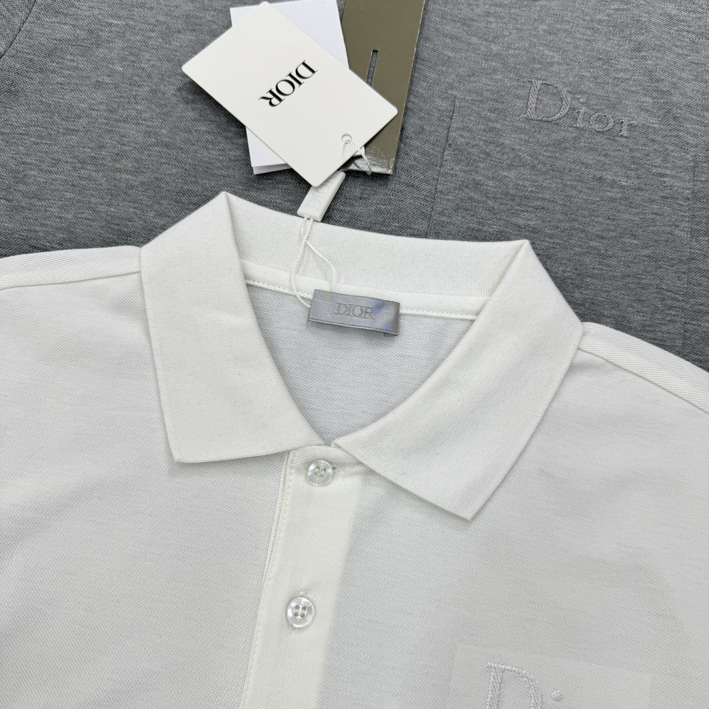 Dior迪奥纯色短袖POLO衫👨🏻经典翻领+胸前Logo刺绣，低调又有辨识度。高品质丝光珠地棉料，柔软透