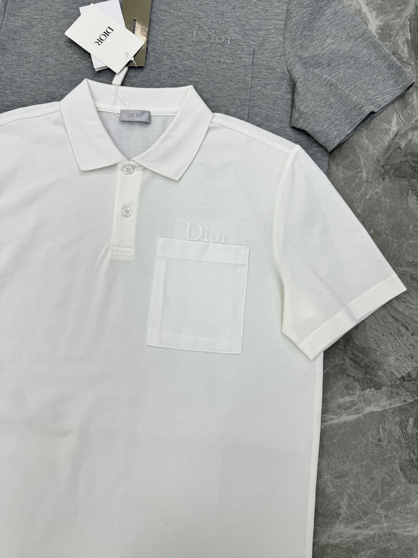 Dior迪奥纯色短袖POLO衫👨🏻经典翻领+胸前Logo刺绣，低调又有辨识度。高品质丝光珠地棉料，柔软透