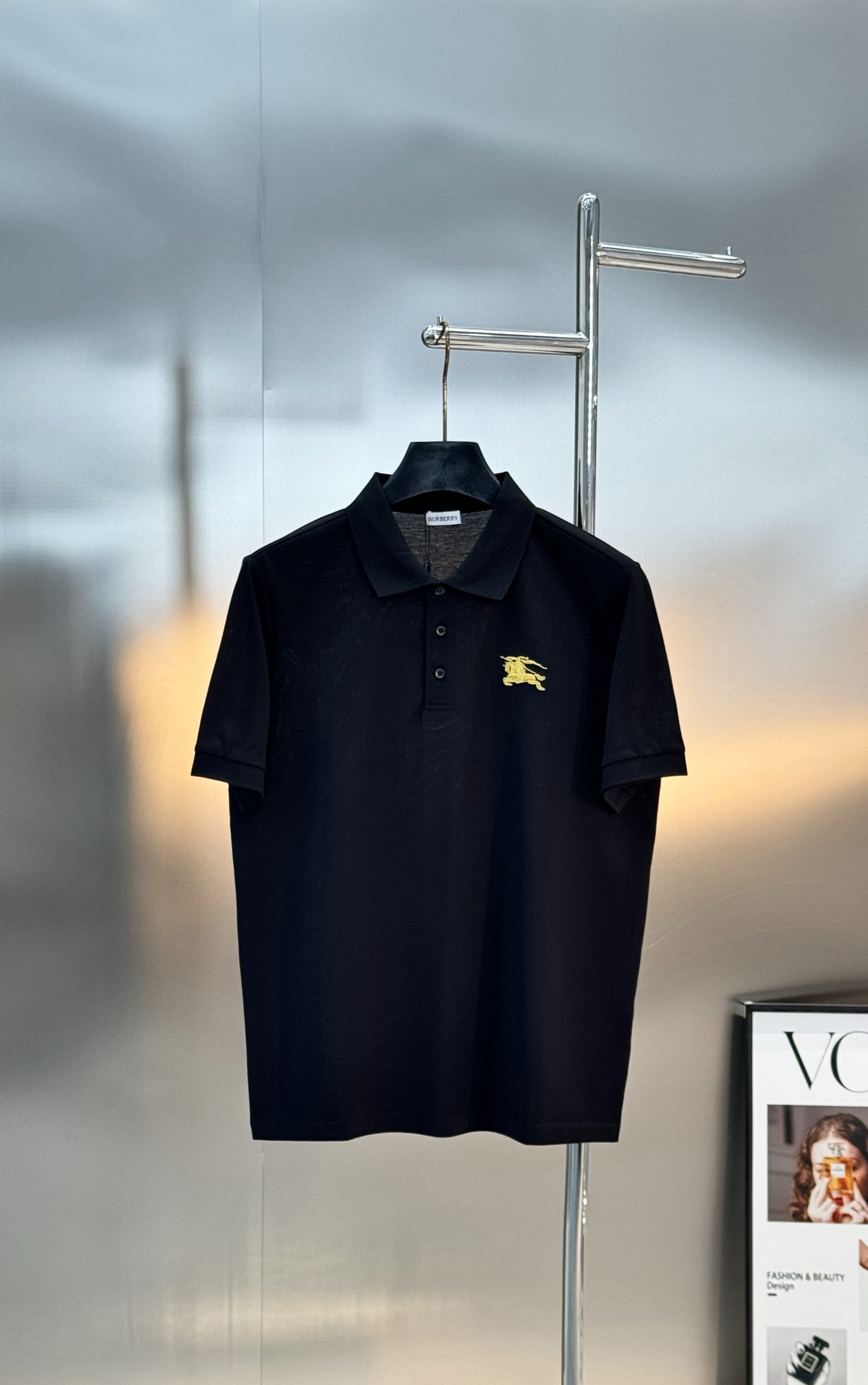 BURBERRY巴宝莉男士短袖POLO衫，经典翻领设计👨🏻黑白两色可选，胸前金色刺绣马标志超有辨识度!高