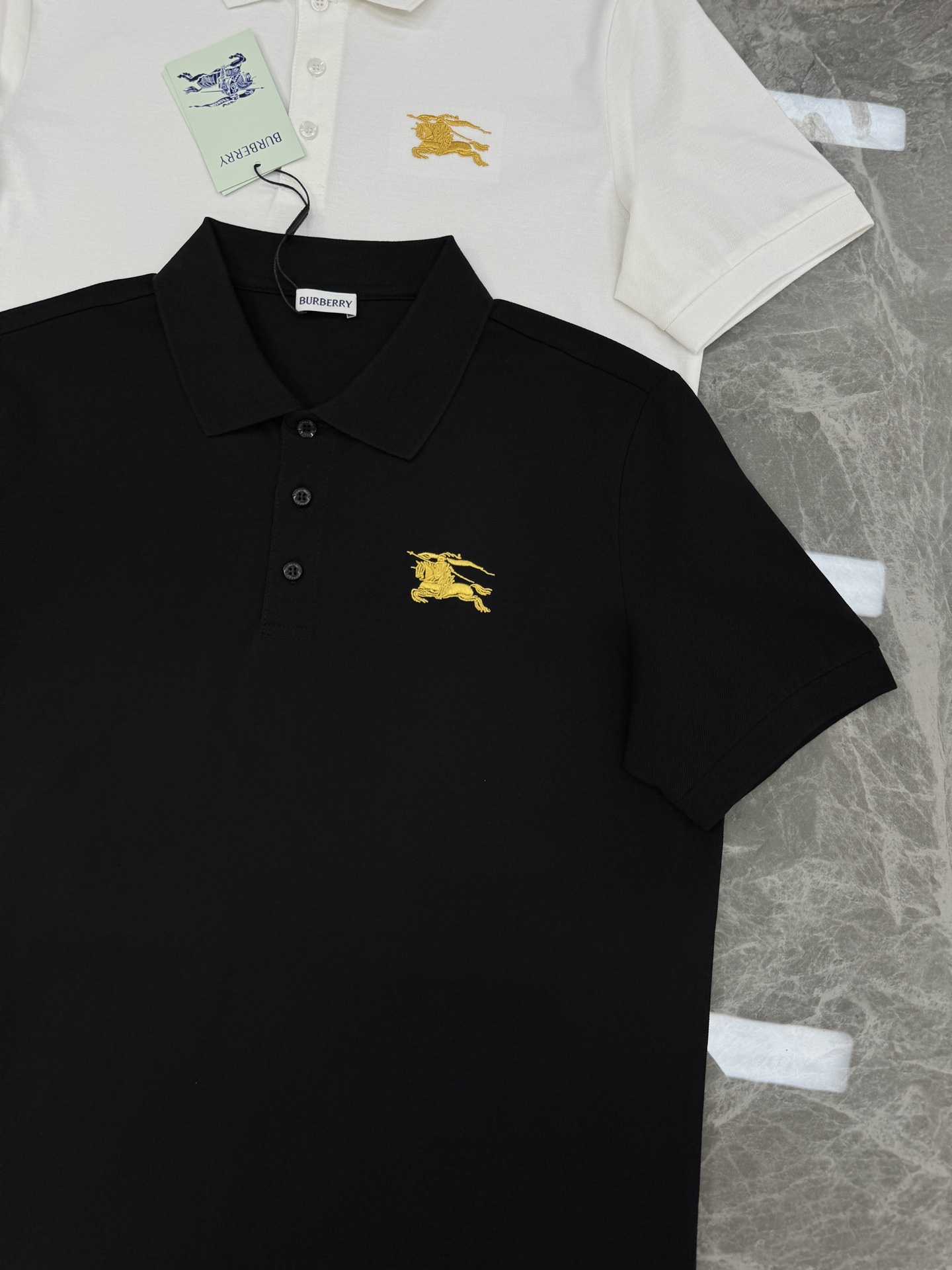 BURBERRY巴宝莉男士短袖POLO衫，经典翻领设计👨🏻黑白两色可选，胸前金色刺绣马标志超有辨识度!高