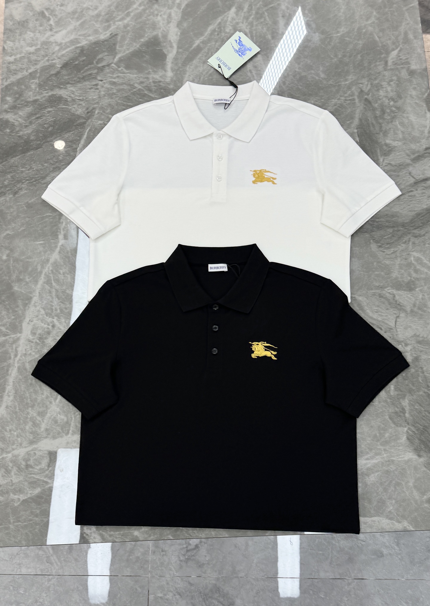 BURBERRY巴宝莉男士短袖POLO衫，经典翻领设计👨🏻黑白两色可选，胸前金色刺绣马标志超有辨识度!高