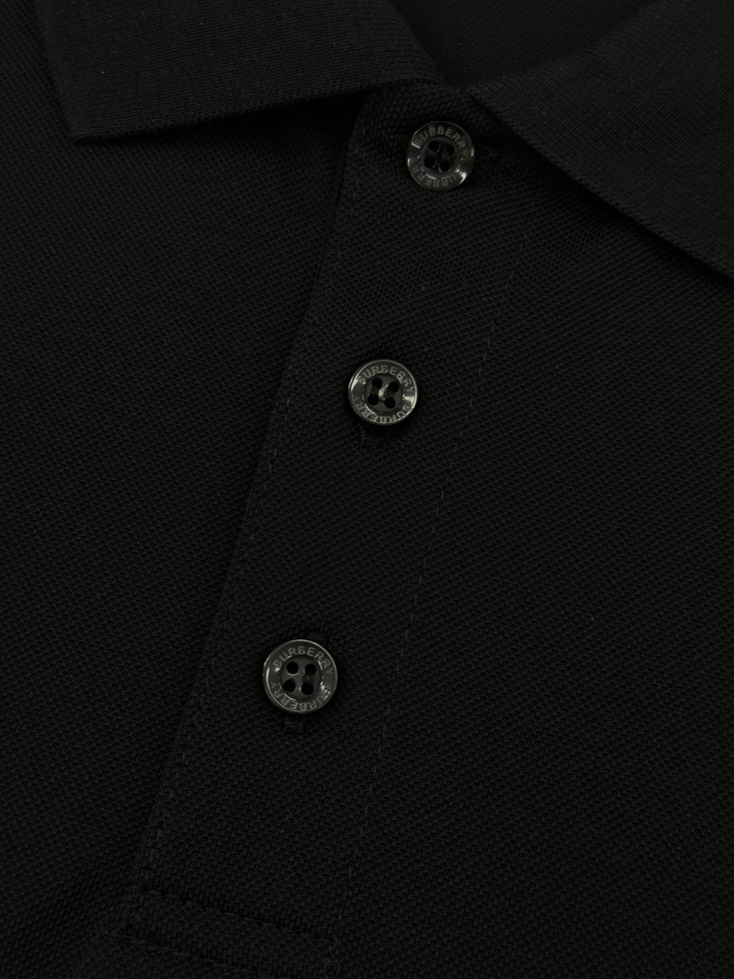 BURBERRY巴宝莉男士短袖POLO衫，经典翻领设计👨🏻黑白两色可选，胸前金色刺绣马标志超有辨识度!高