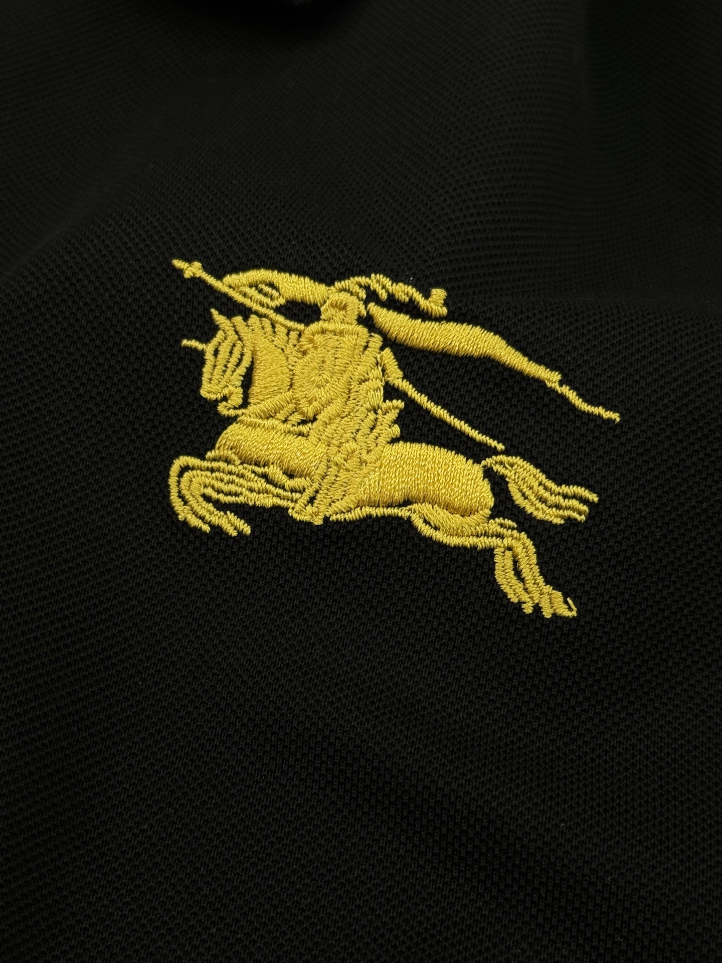 BURBERRY巴宝莉男士短袖POLO衫，经典翻领设计👨🏻黑白两色可选，胸前金色刺绣马标志超有辨识度!高