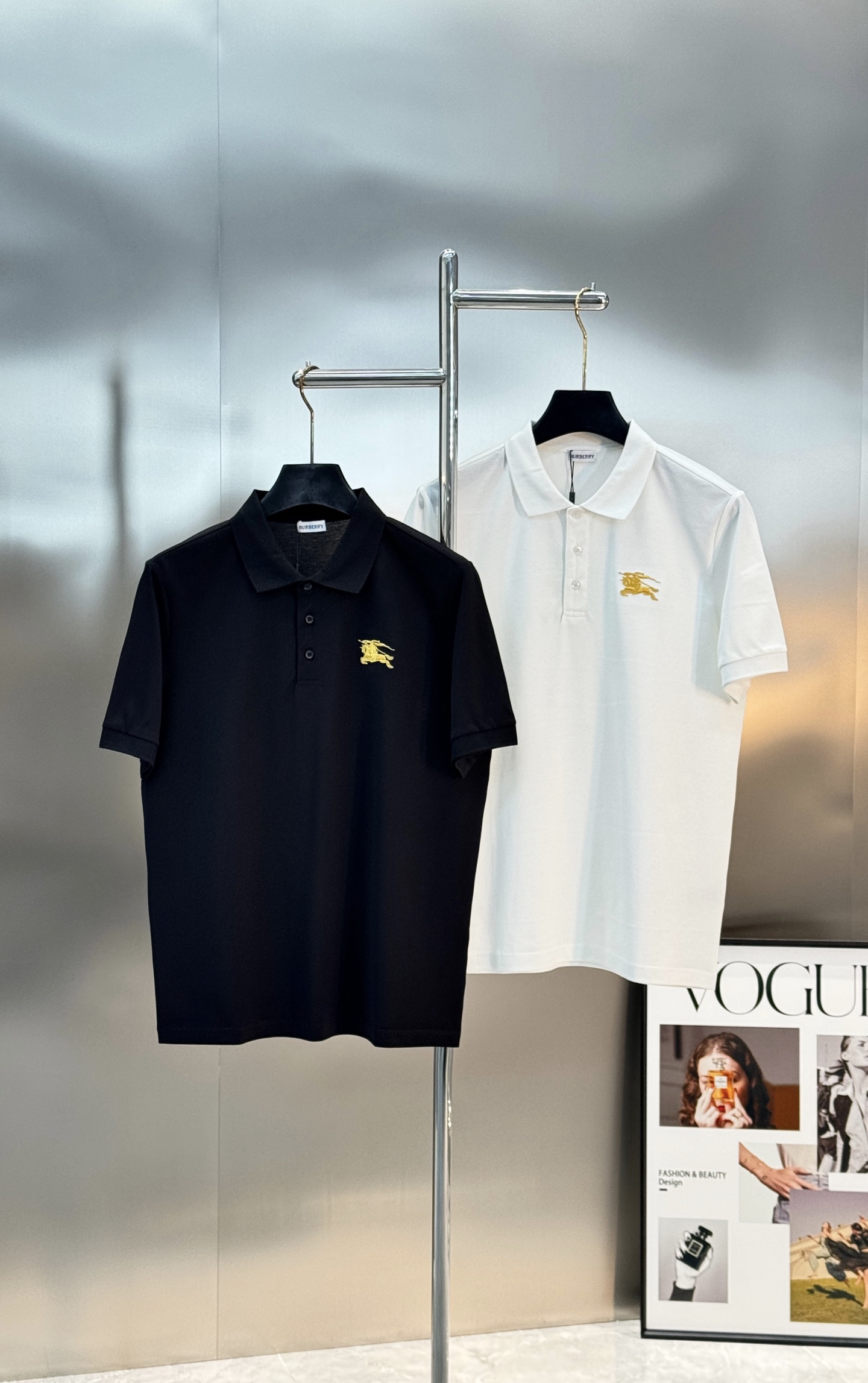 BURBERRY巴宝莉男士短袖POLO衫，经典翻领设计👨🏻黑白两色可选，胸前金色刺绣马标志超有辨识度!高