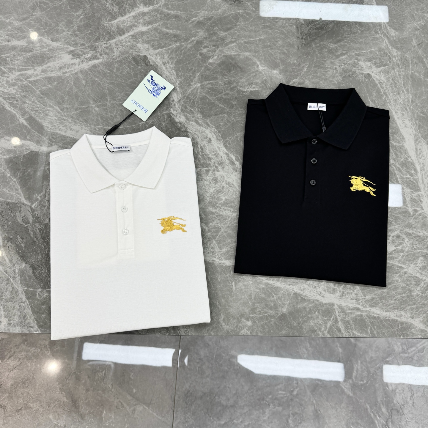 BURBERRY巴宝莉男士短袖POLO衫，经典翻领设计👨🏻黑白两色可选，胸前金色刺绣马标志超有辨识度!高