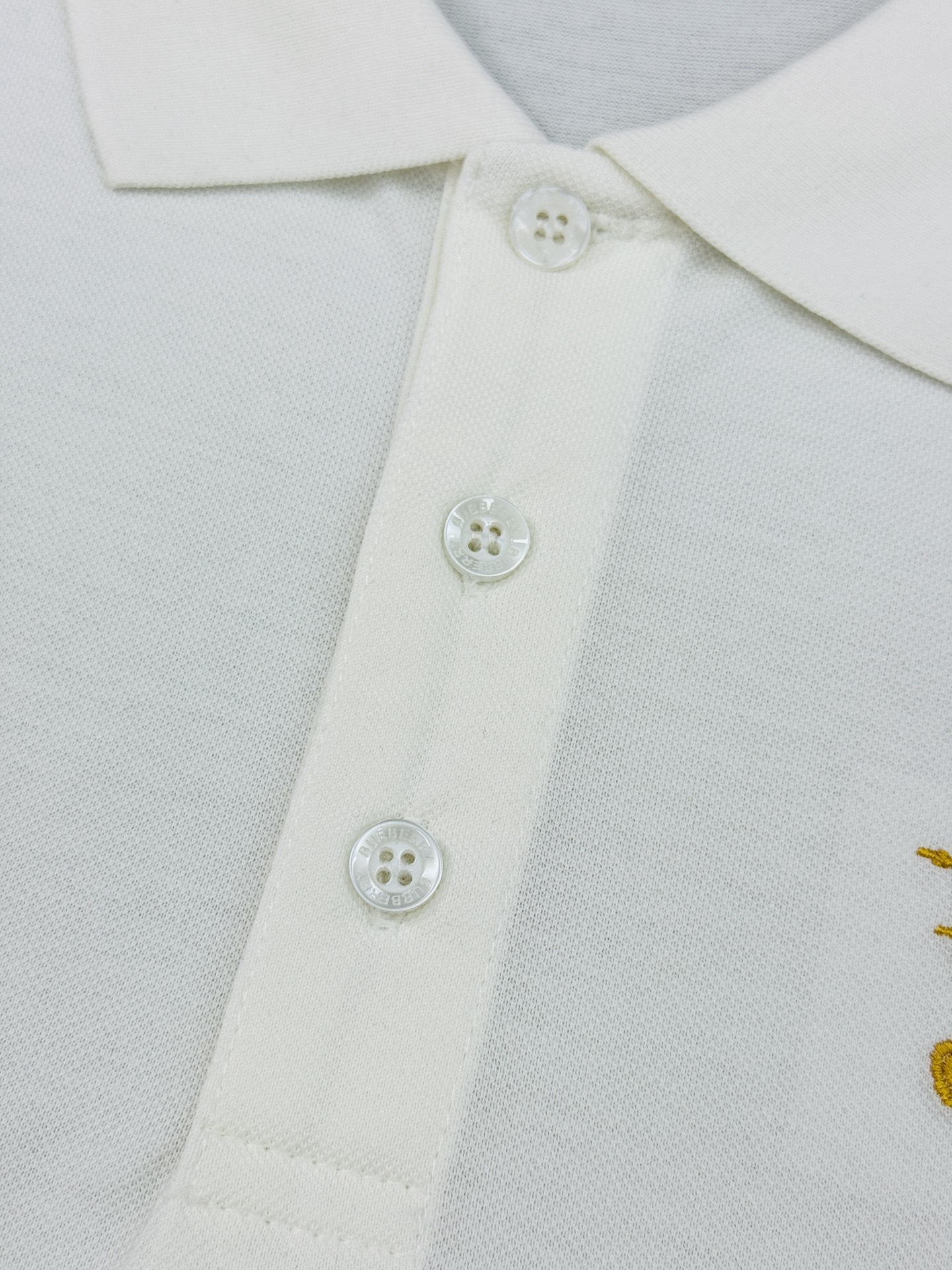 BURBERRY巴宝莉男士短袖POLO衫，经典翻领设计👨🏻黑白两色可选，胸前金色刺绣马标志超有辨识度!高