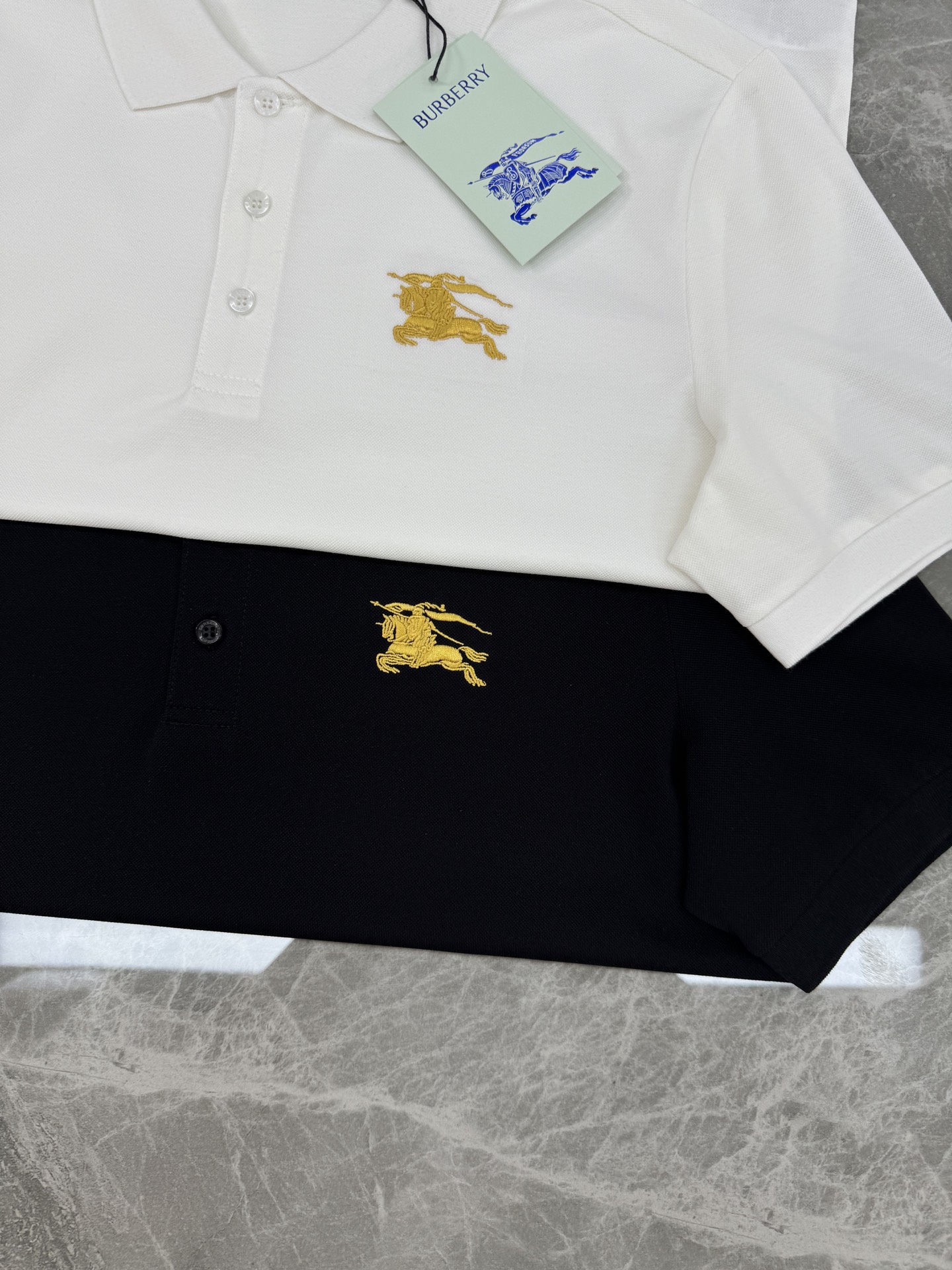 BURBERRY巴宝莉男士短袖POLO衫，经典翻领设计👨🏻黑白两色可选，胸前金色刺绣马标志超有辨识度!高