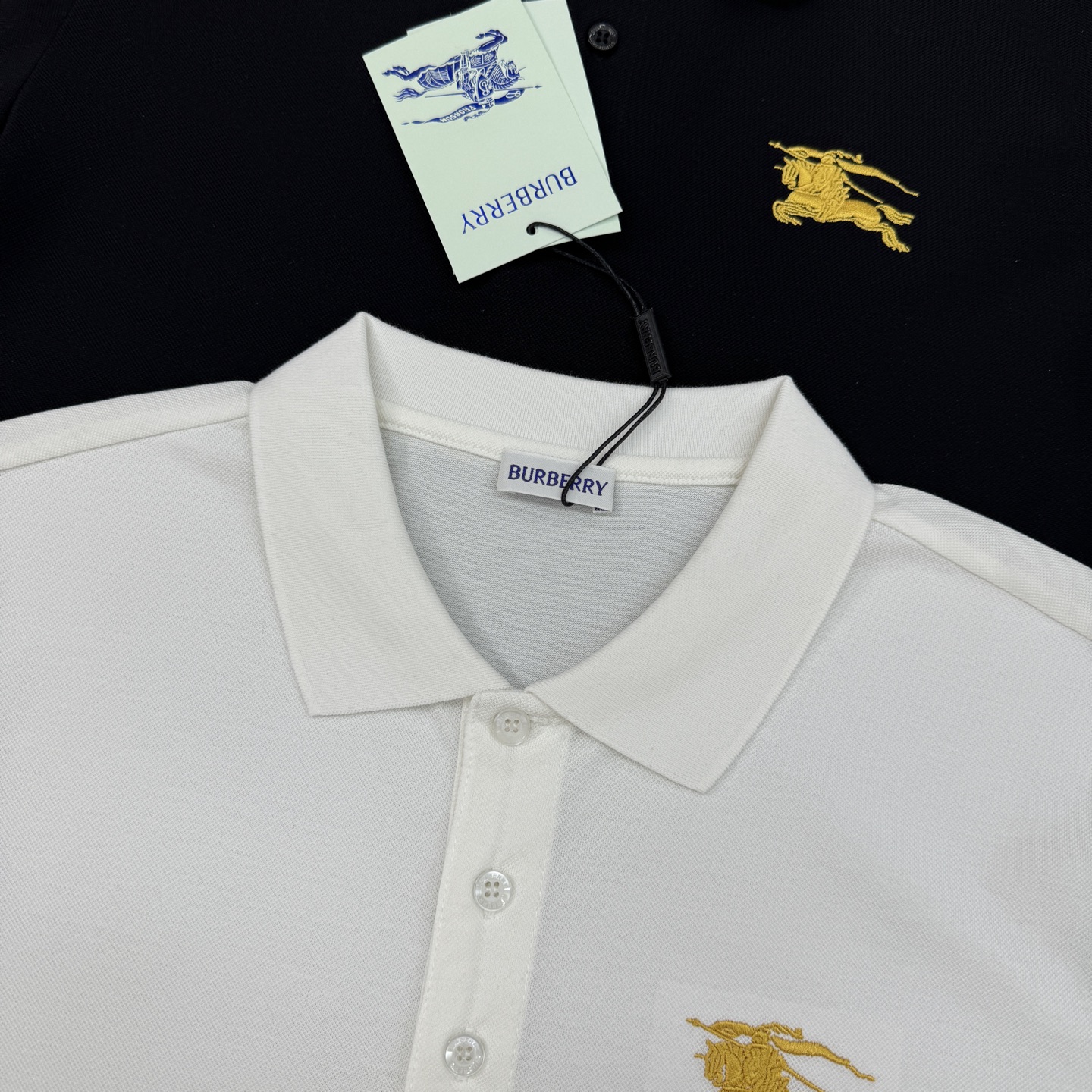 BURBERRY巴宝莉男士短袖POLO衫，经典翻领设计👨🏻黑白两色可选，胸前金色刺绣马标志超有辨识度!高