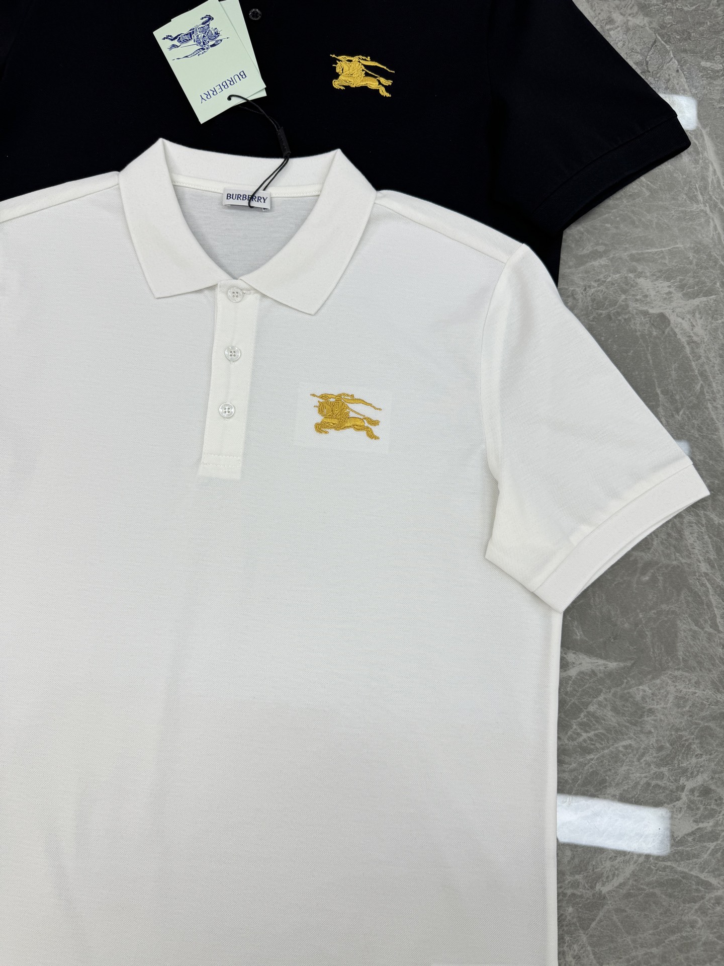 BURBERRY巴宝莉男士短袖POLO衫，经典翻领设计👨🏻黑白两色可选，胸前金色刺绣马标志超有辨识度!高