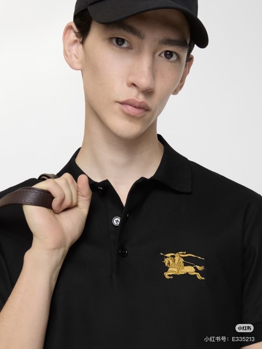 BURBERRY巴宝莉男士短袖POLO衫，经典翻领设计👨🏻黑白两色可选，胸前金色刺绣马标志超有辨识度!高