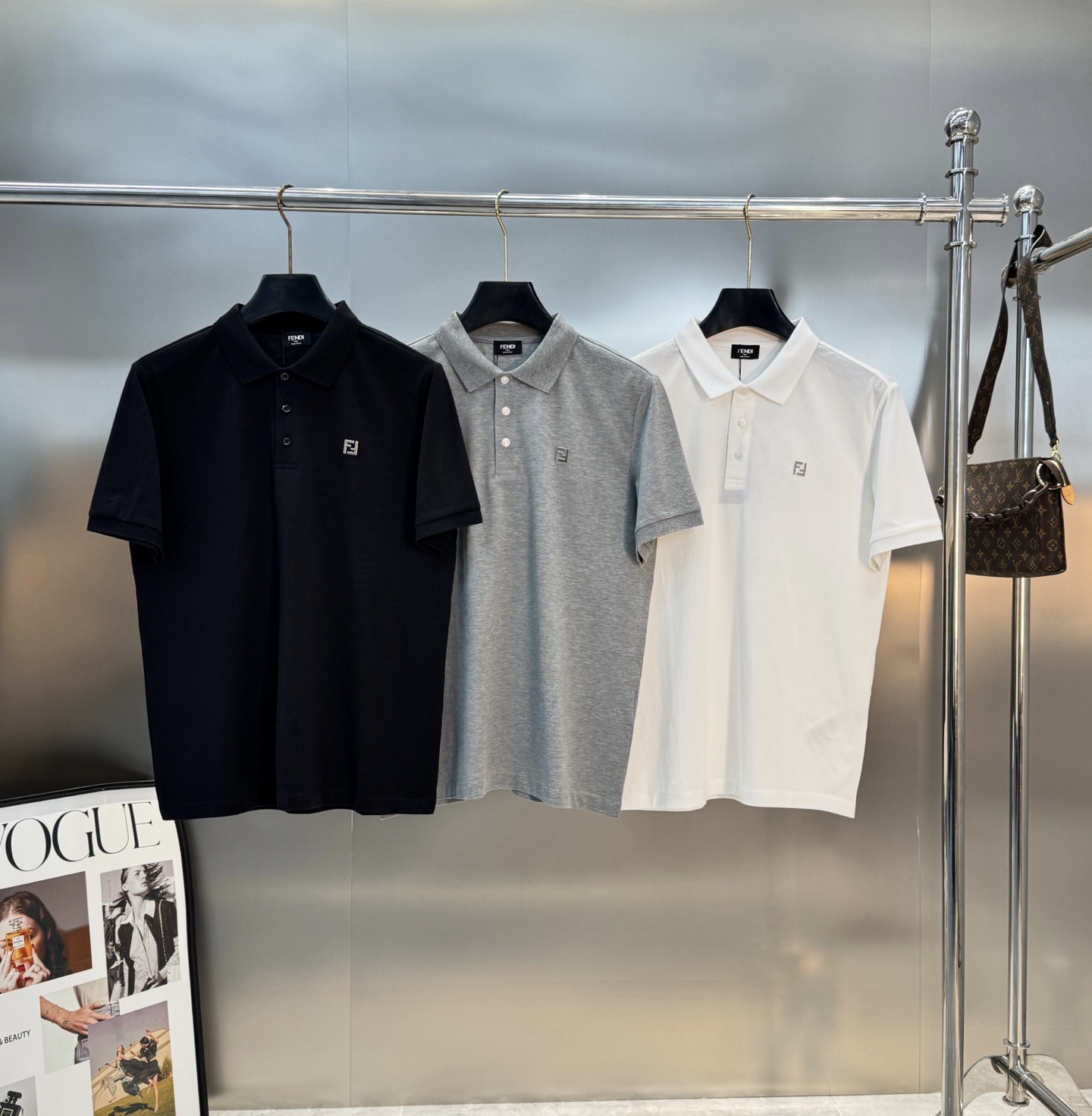 FENDI芬迪经典纯色Polo衫.翻领设计👨🏻采用丝光珠地棉面料打造，面料舒适柔软.透气性好！商务休闲必