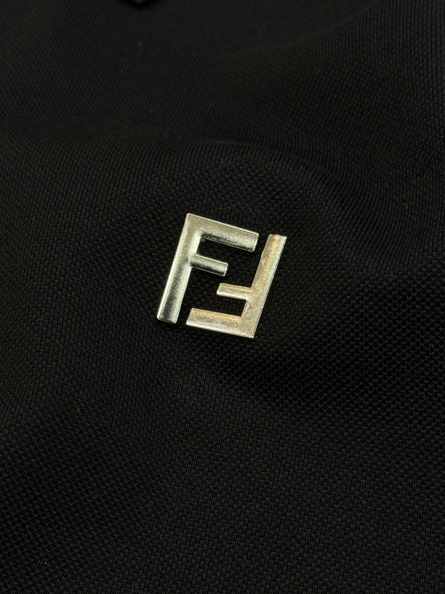 FENDI芬迪经典纯色Polo衫.翻领设计👨🏻采用丝光珠地棉面料打造，面料舒适柔软.透气性好！商务休闲必