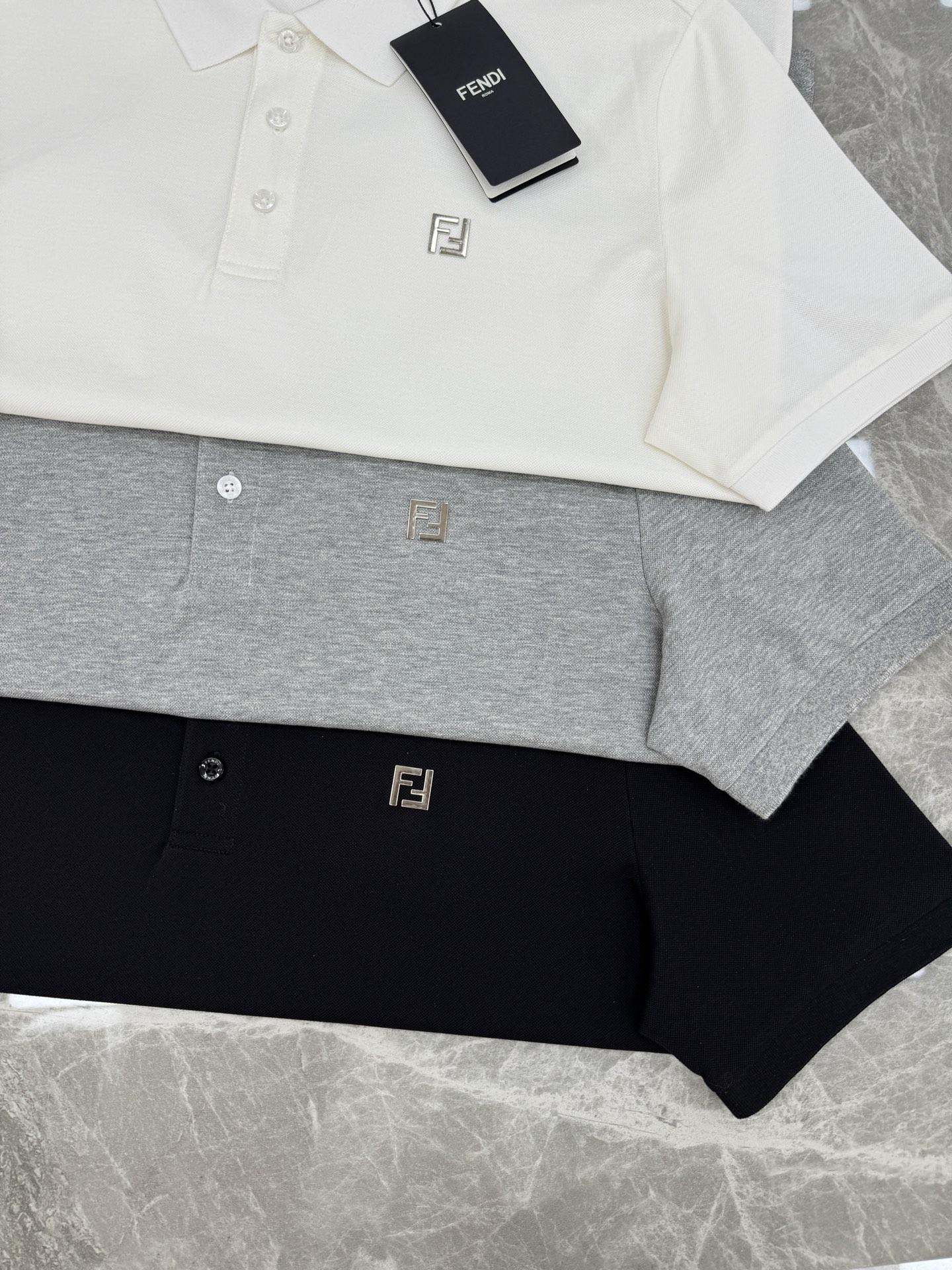 FENDI芬迪经典纯色Polo衫.翻领设计👨🏻采用丝光珠地棉面料打造，面料舒适柔软.透气性好！商务休闲必