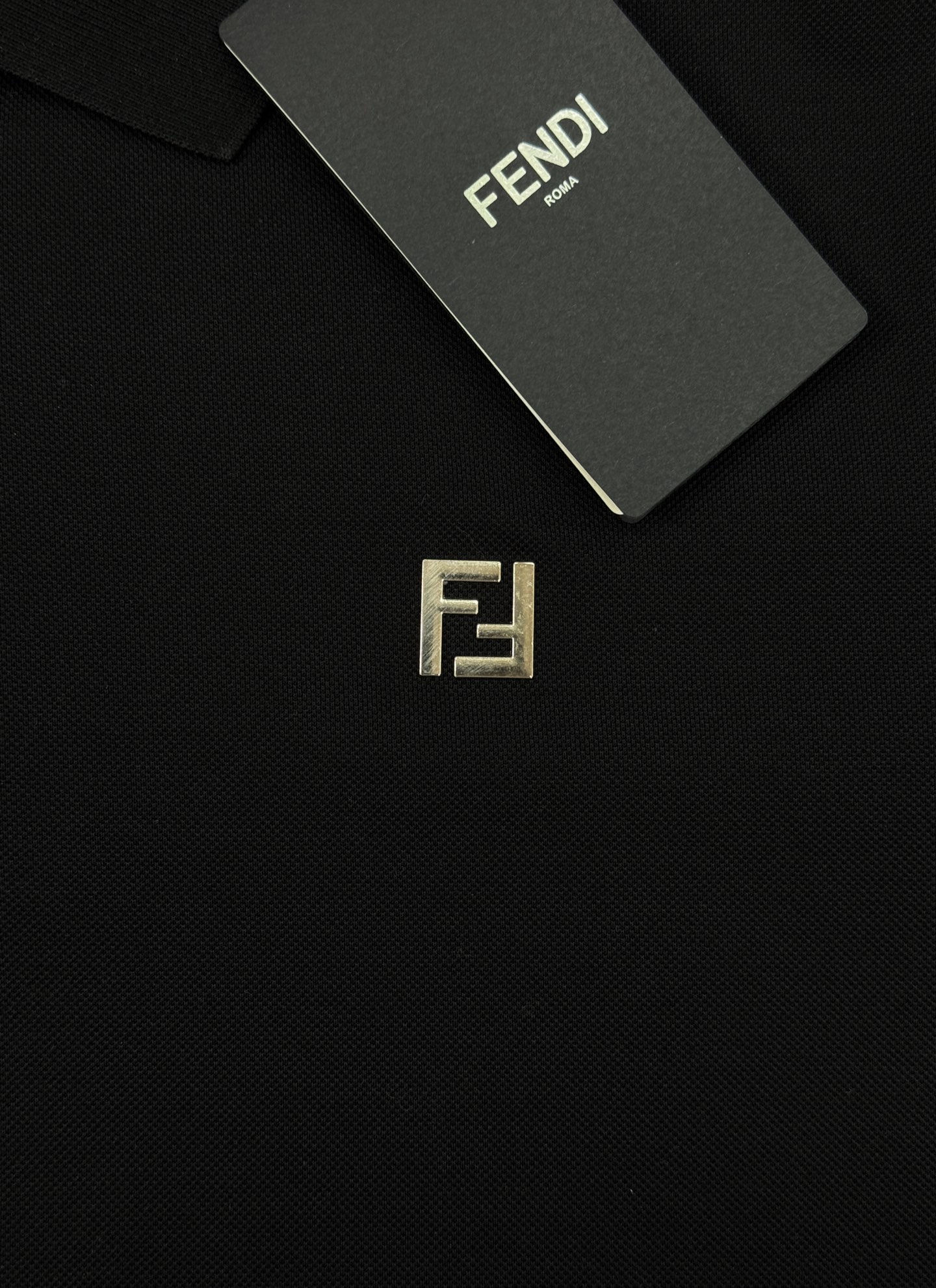 FENDI芬迪经典纯色Polo衫.翻领设计👨🏻采用丝光珠地棉面料打造，面料舒适柔软.透气性好！商务休闲必