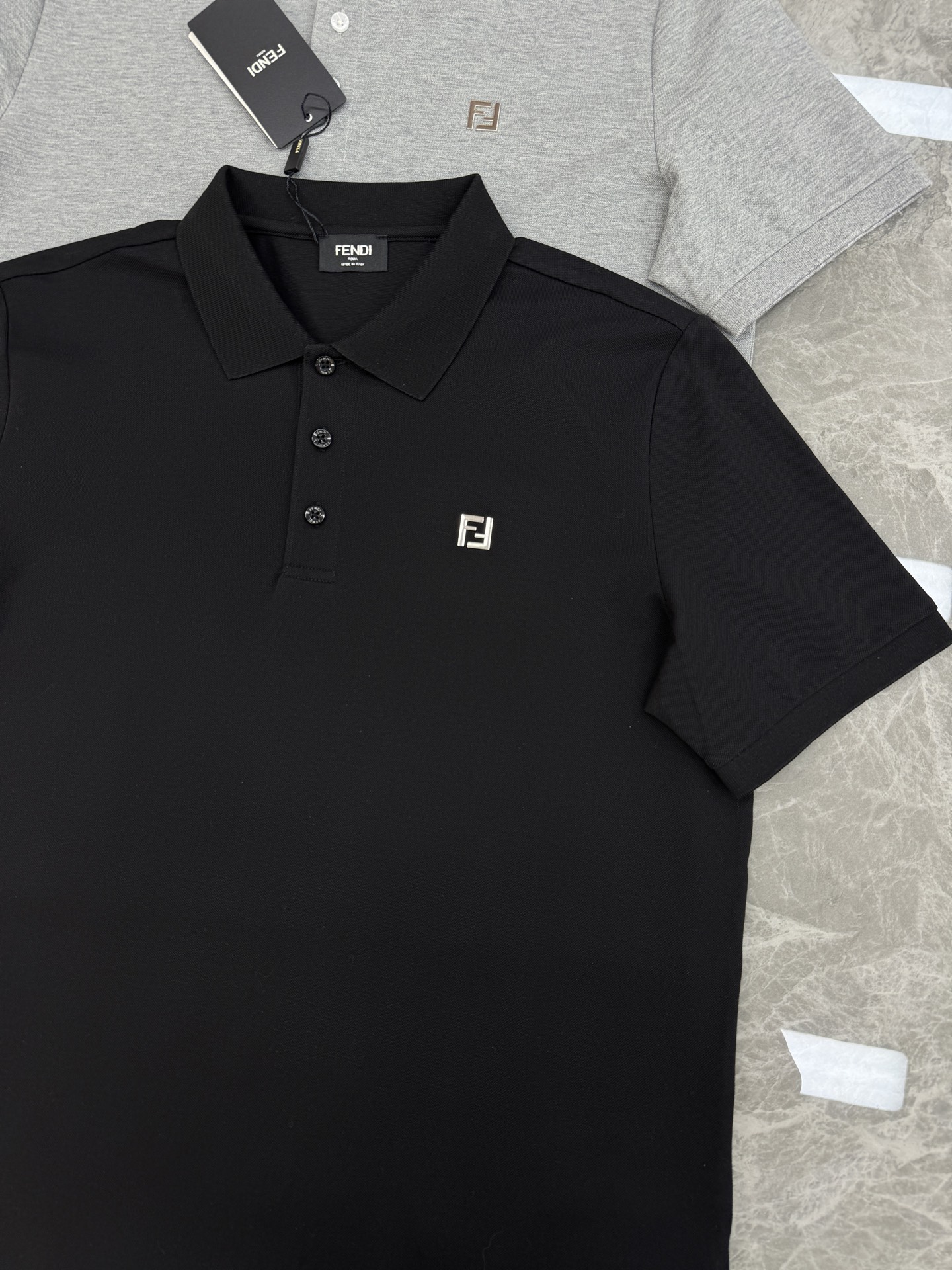 FENDI芬迪经典纯色Polo衫.翻领设计👨🏻采用丝光珠地棉面料打造，面料舒适柔软.透气性好！商务休闲必